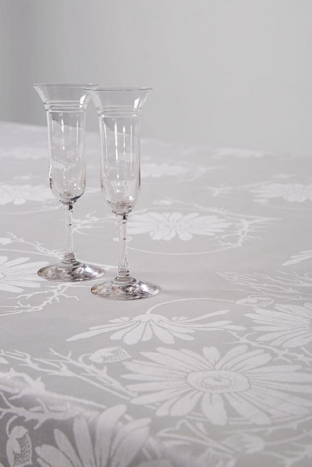 Damasten tafellaken ‘Marguérite’ (nr. 500) van Cornelis van der Sluys, uitgevoerd door E.J.F. van Dissel, Eindhoven, 1903, met glasservies van H.P. Berlage, Cristallerie de Pantin, Frankrijk, ca 1900. Foto: Josefina Eikenaar/ TextielMuseum.