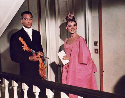 Felroze cocktailensemble van Hubert de Givenchy uit 1960, gedragen door Audrey Hepburn.