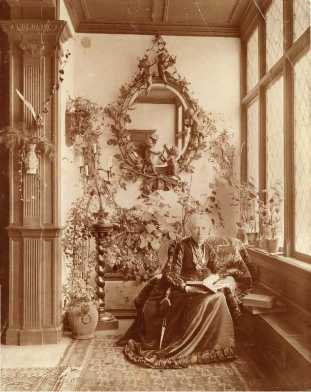 Kate Bisschop-Swift in de serre van villa Frisia, 1894-1904.