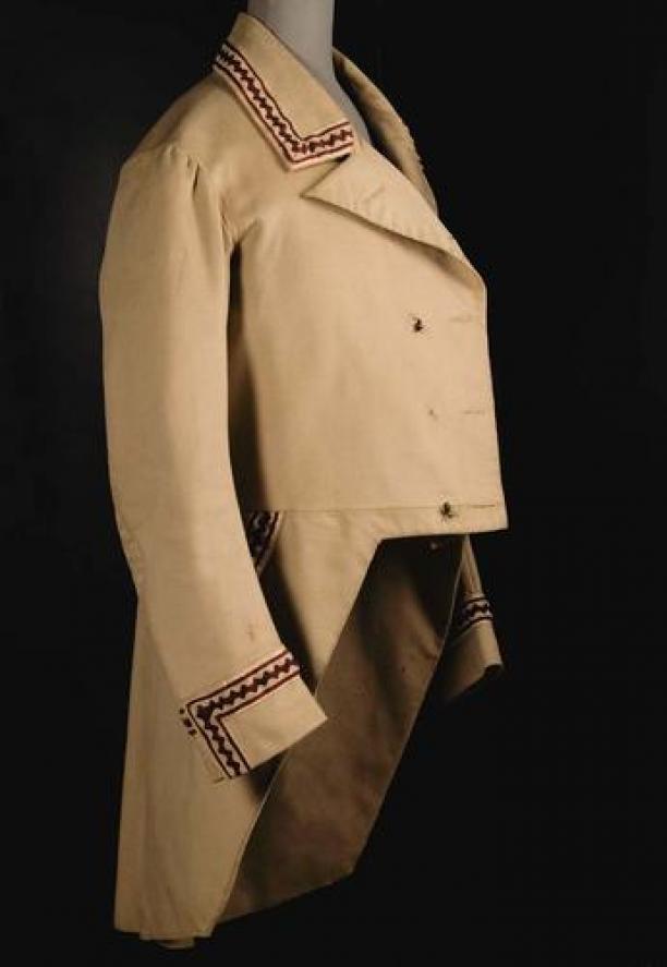Livreijas van beige laken afgezet met wapenband, beige met zwart omwikkelde rode balk en donkerrode zomen, 1850-1899, Fries Museum Leeuwarden.