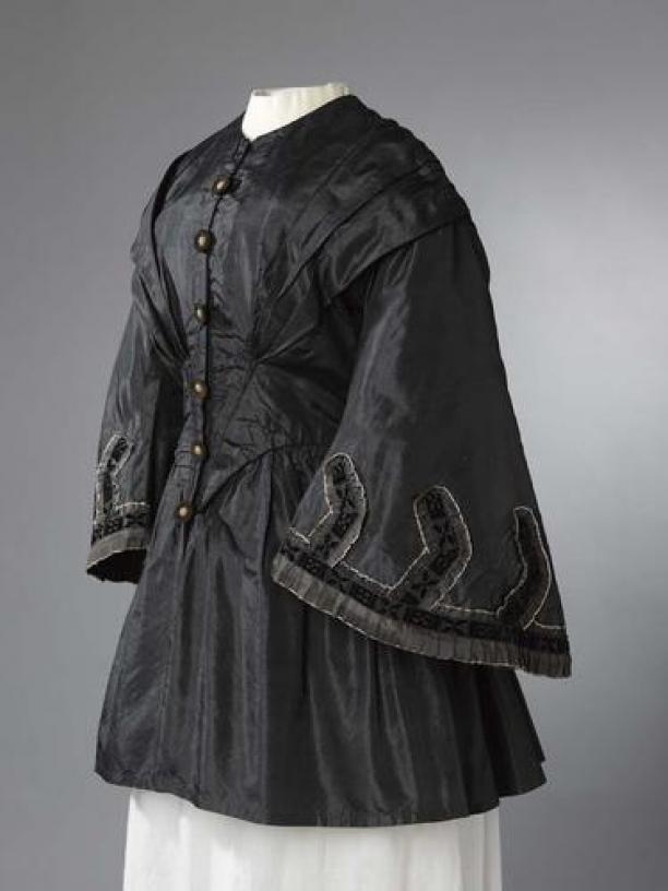Schoot­jak van zwart zij­de met wij­de pa­go­de­mou­wen, ca. 1850-1859.