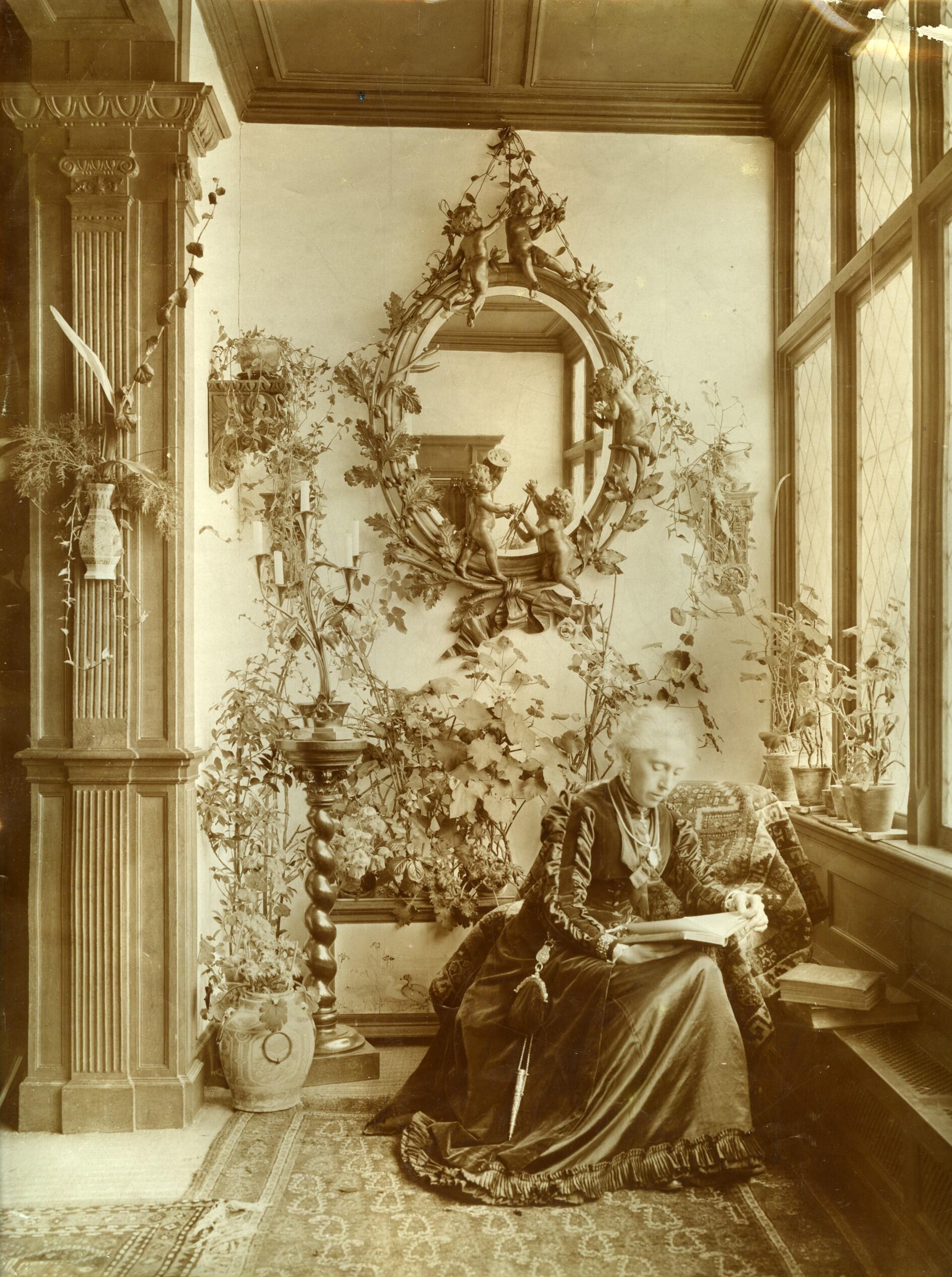 Kate Bisschop-Swift in de serre van villa Frisia, 1894-1904.