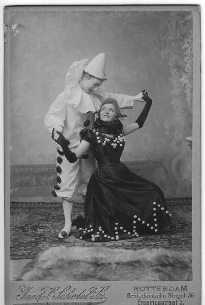 Pierot en Pierette, familieverkleedfoto, collectie Jacoba de Jonge.