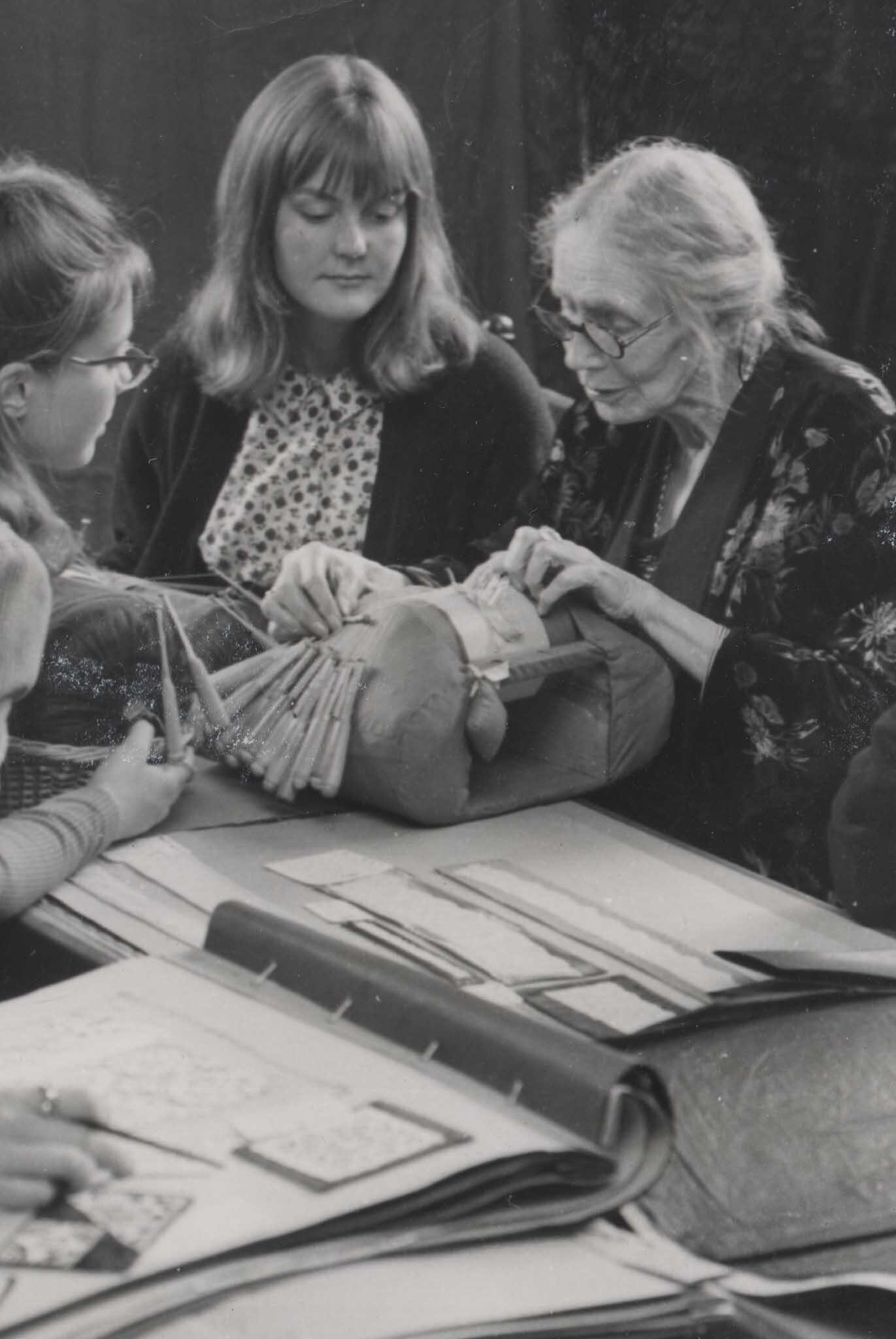 Rachel Kay-Shuttleworth demonstreert kantklossen in Gawthorpe Hall, 1960-1969. Foto met dank aan Monika Auch©