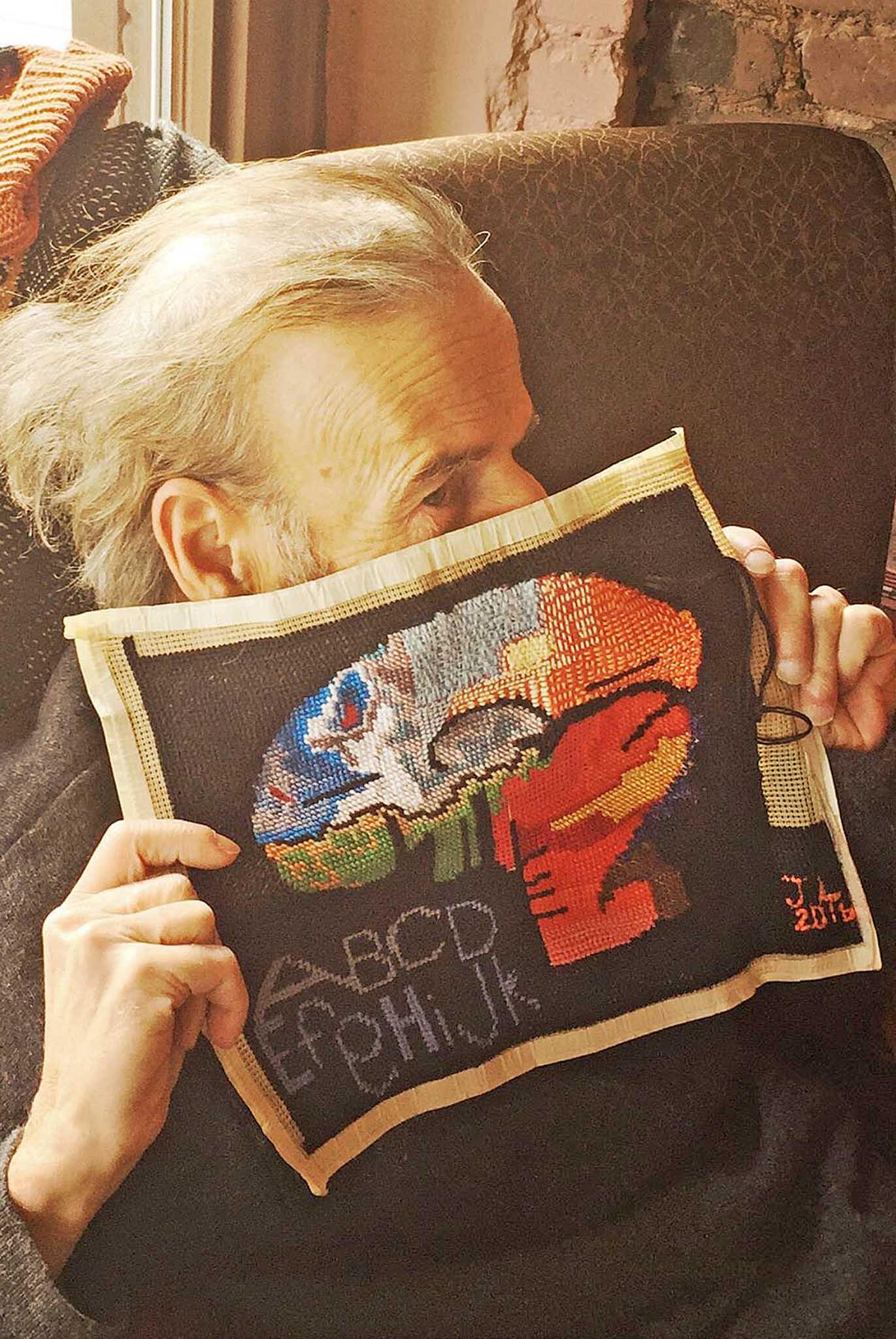 Joe Lewis met Stitch Your Brain, borduurwerk, 2016. Foto met dank aan Monika Auch©