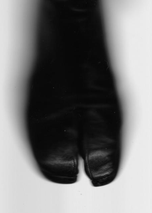 Detail van de Maison Martin Margiela tabi laarzen