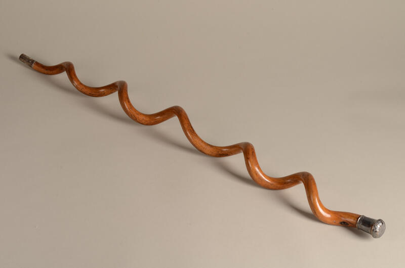 Gedraaide houten wandelstok "pouvoir exécutif", 1775-1800. Centraal museum 4401.
