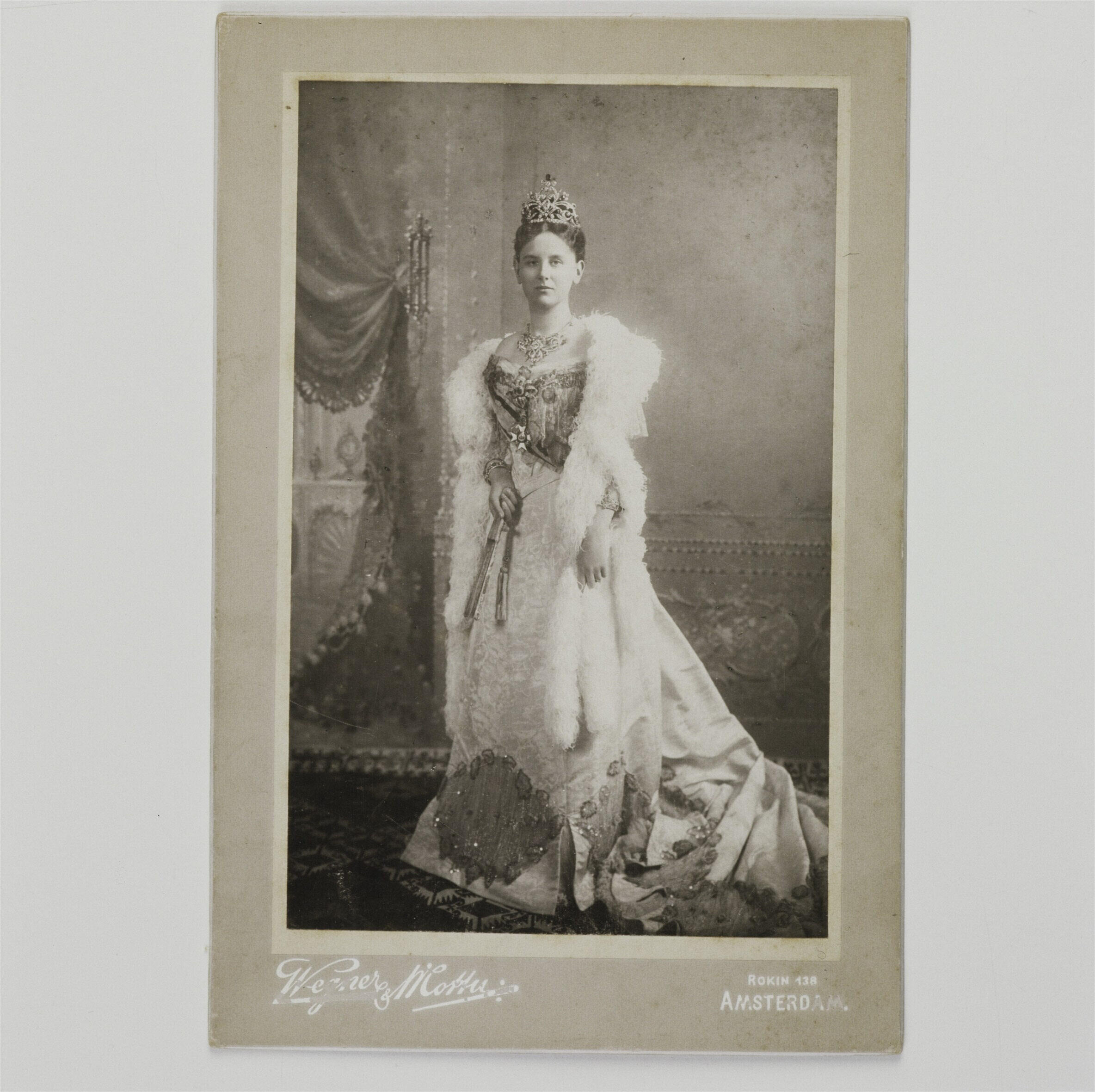 Koningin Wilhelmina in gala, de schouders bedekt met een stola van struisvogelveren, 1903, foto Wegner & Mottu, Paleis Het Loo, langdurig bruikleen Geschiedkundige Vereniging Oranje-Nassau.