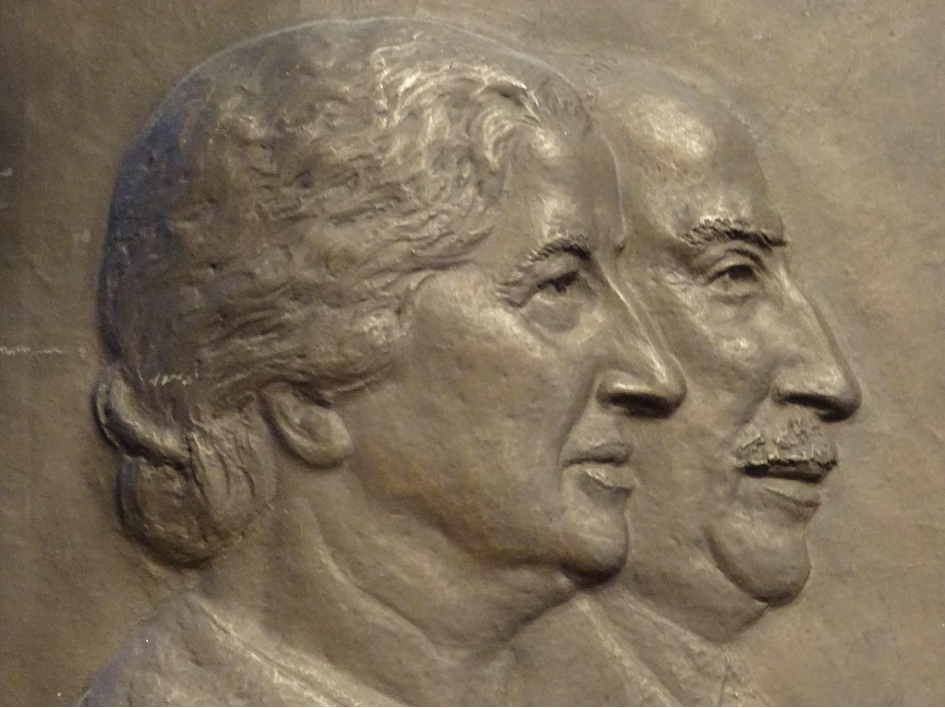 Rosa en Joseph Cohen, oprichters van Maison de Bonneterie, in brons vereeuwigd in het trappenhuis in Amsterdam