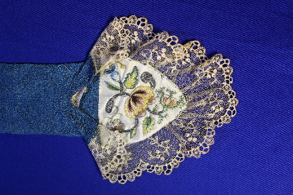 Detail van een blauw paar mitaines uit de zaanstreek.