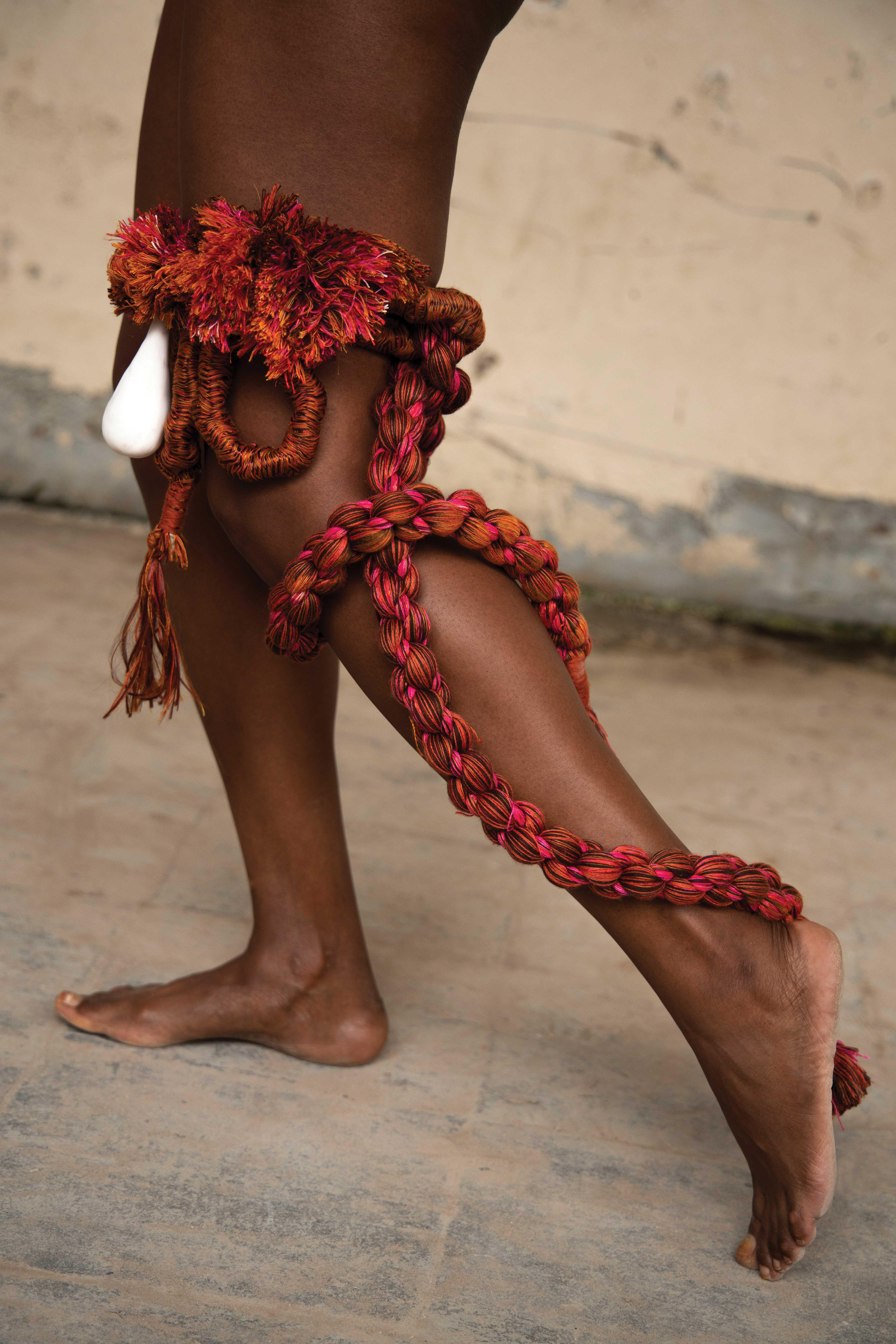 Yinka Buutfeld, 'Agbara Statement Leg Charm' uit de serie AGBARA, 2021, collectie TextielMuseum. Fotograaf: Iris Rijskamp. 