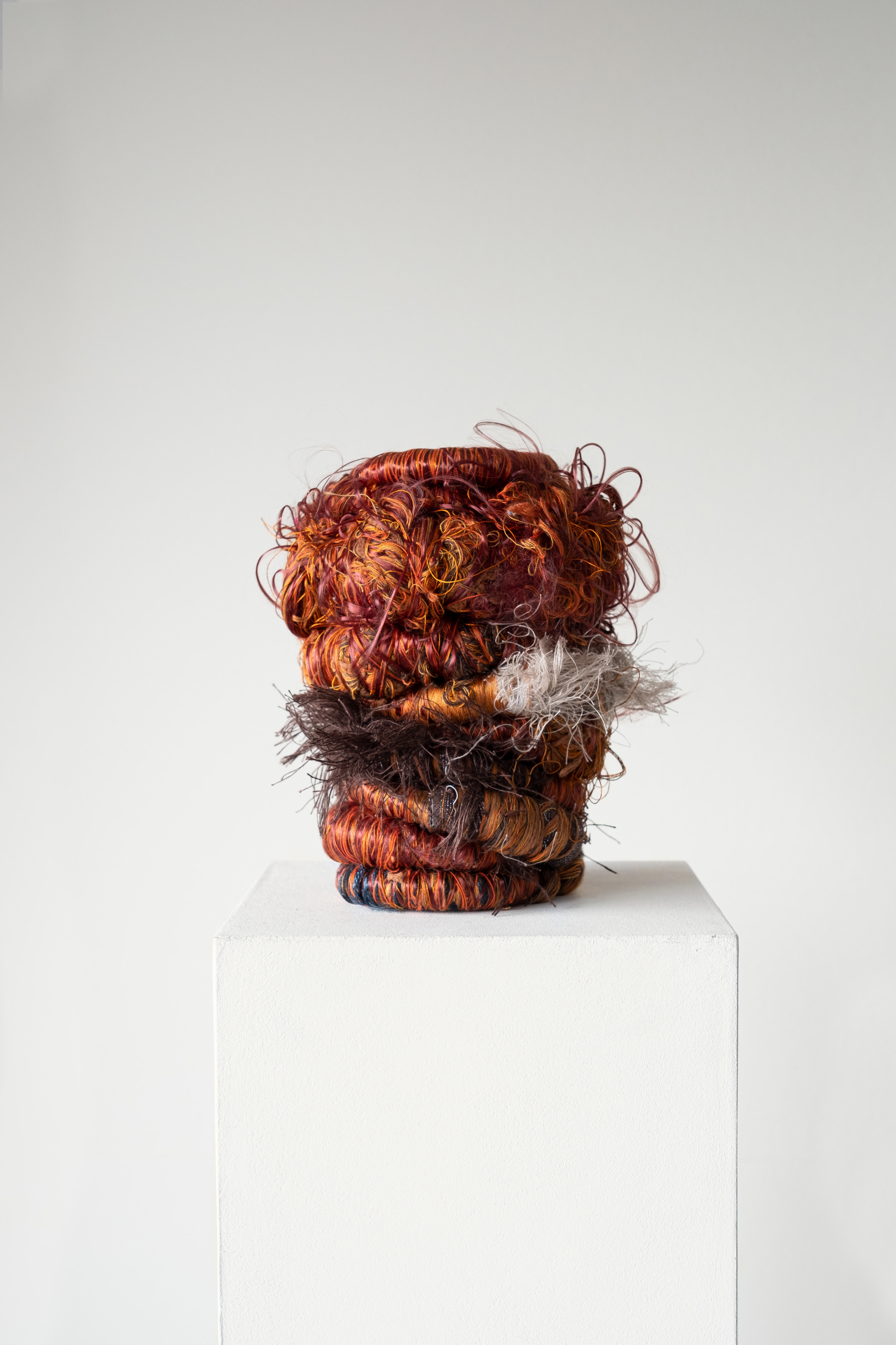 Yinka Buutfeld, ‘Agbara Statement Arm Bracelet’ uit de serie AGBARA, 2021, collectie TextielMuseum. Fotograaf: Yinka Buutfeld. 