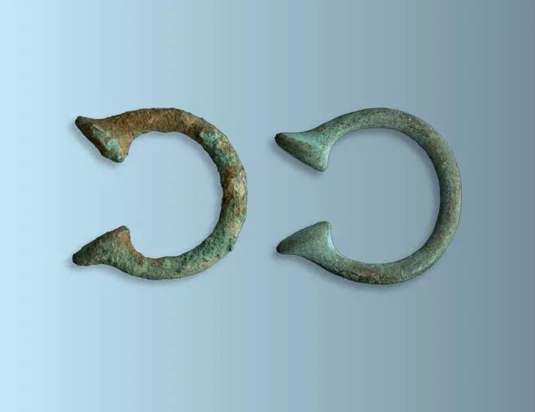Anoniem voor ons, manilla's, bronzen armbanden, ca. 1700, collectie Het Scheepvaartsmuseum. Bron: https://www.hetscheepvaartmuseum.nl/collectie/artikelen/2200/artikel-de-betekenis-van-manillas
