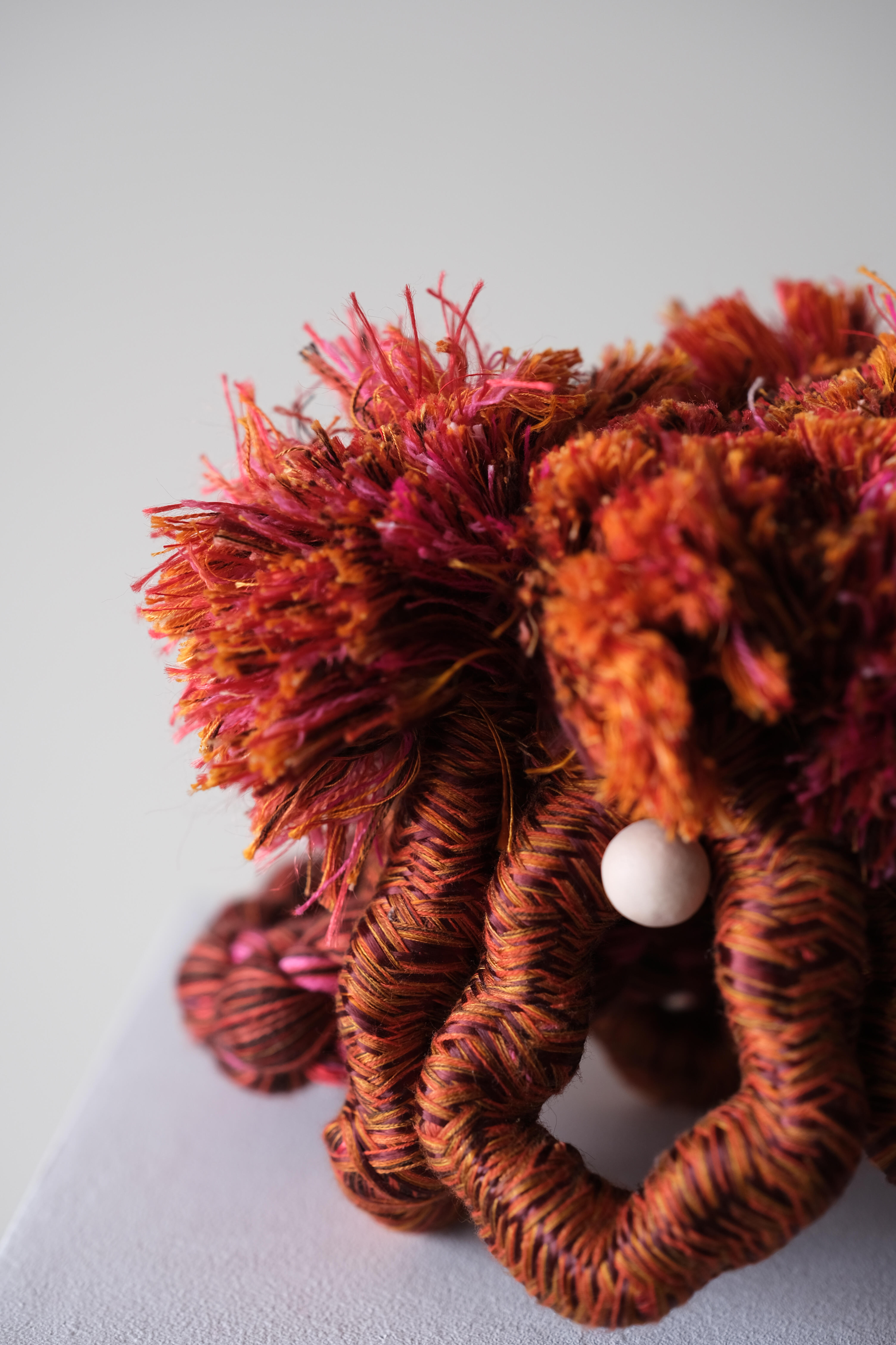 Yinka Buutfeld, detail van 'Agbara Statement Leg Charm' uit de serie AGBARA, 2021, collectie TextielMuseum. Fotograaf: Yinka Buutfeld. 