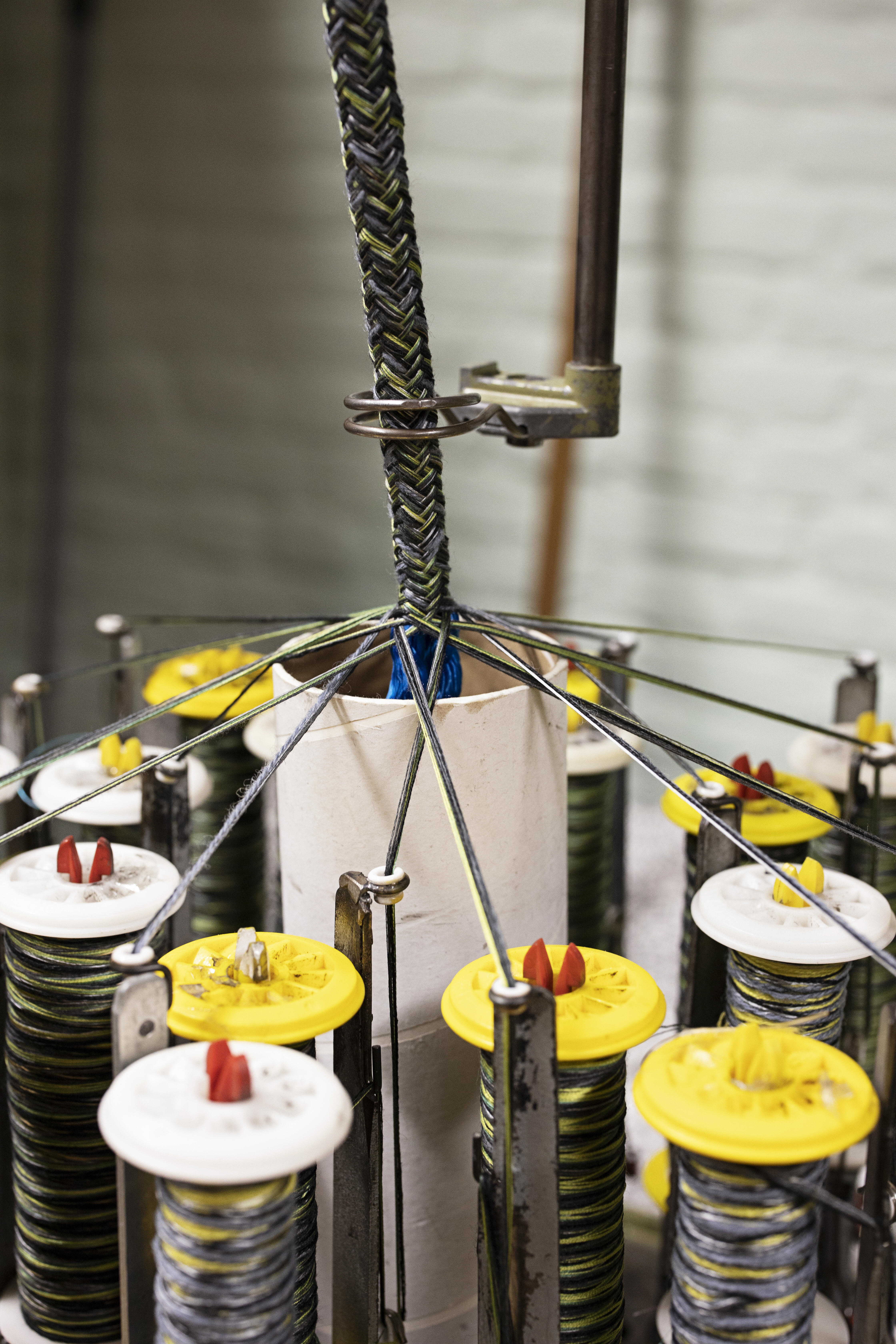 Detailfoto van de machinale vlechtmachine van het TextielLab. Fotograaf: Josefina Eikenaar. 