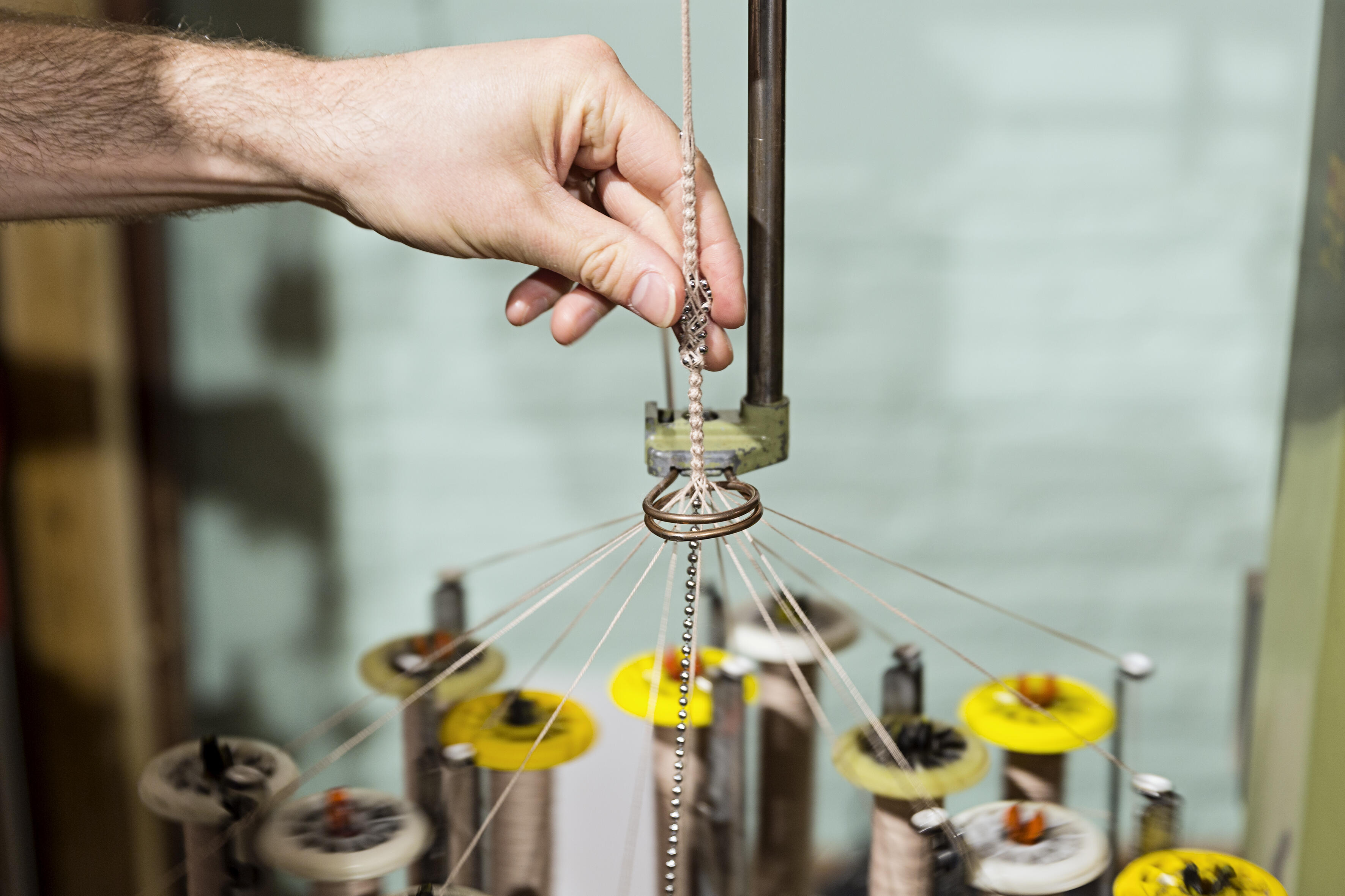 Detailfoto van de machinale vlechtmachine van het TextielLab. Fotograaf: Josefina Eikenaar.