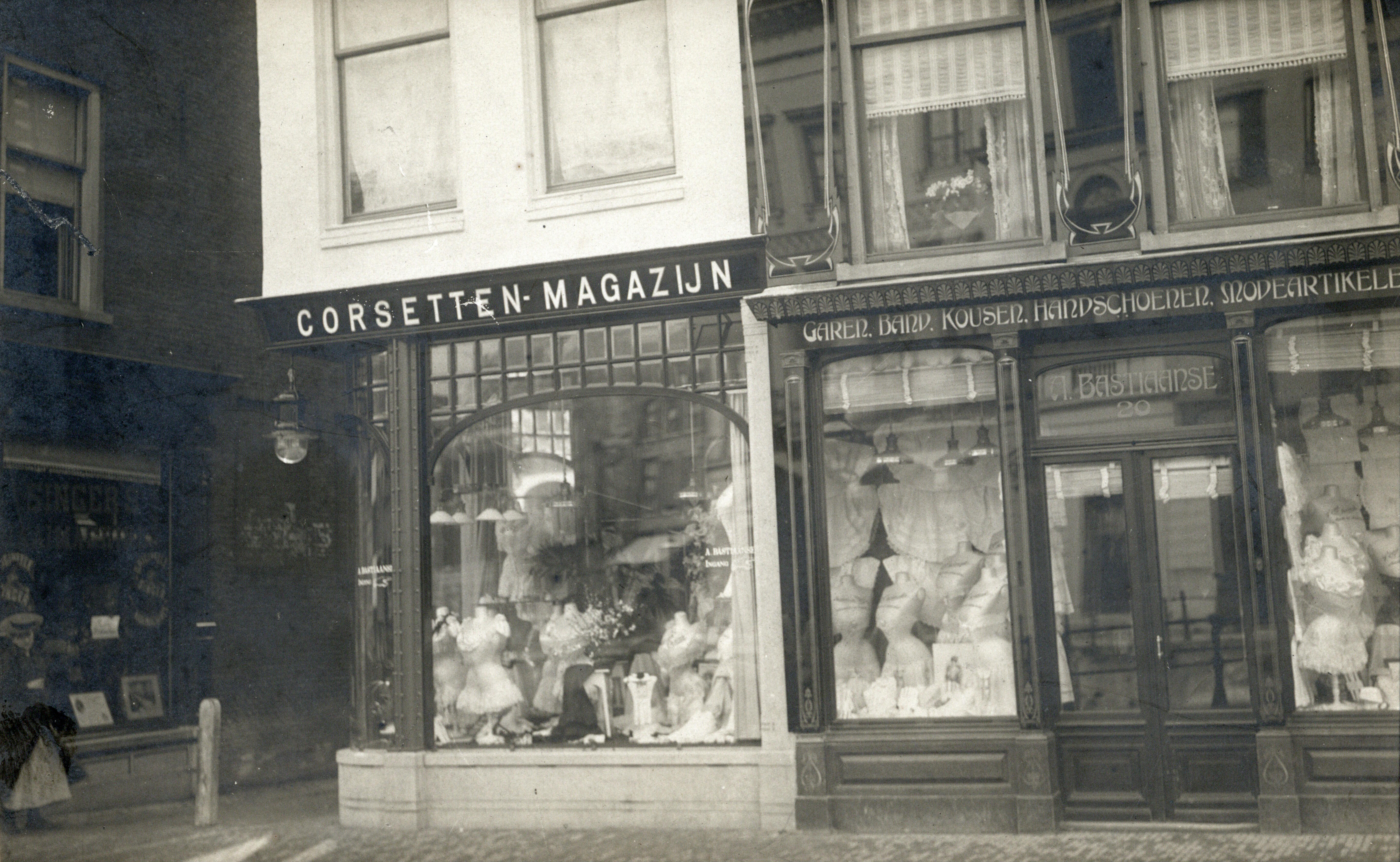 Etalage van de winkel in modeartikelen en korsetten A. Bastiaanse aan de Oudegracht in Utrecht. (Vervaardiger onbekend, nr. 835134) 