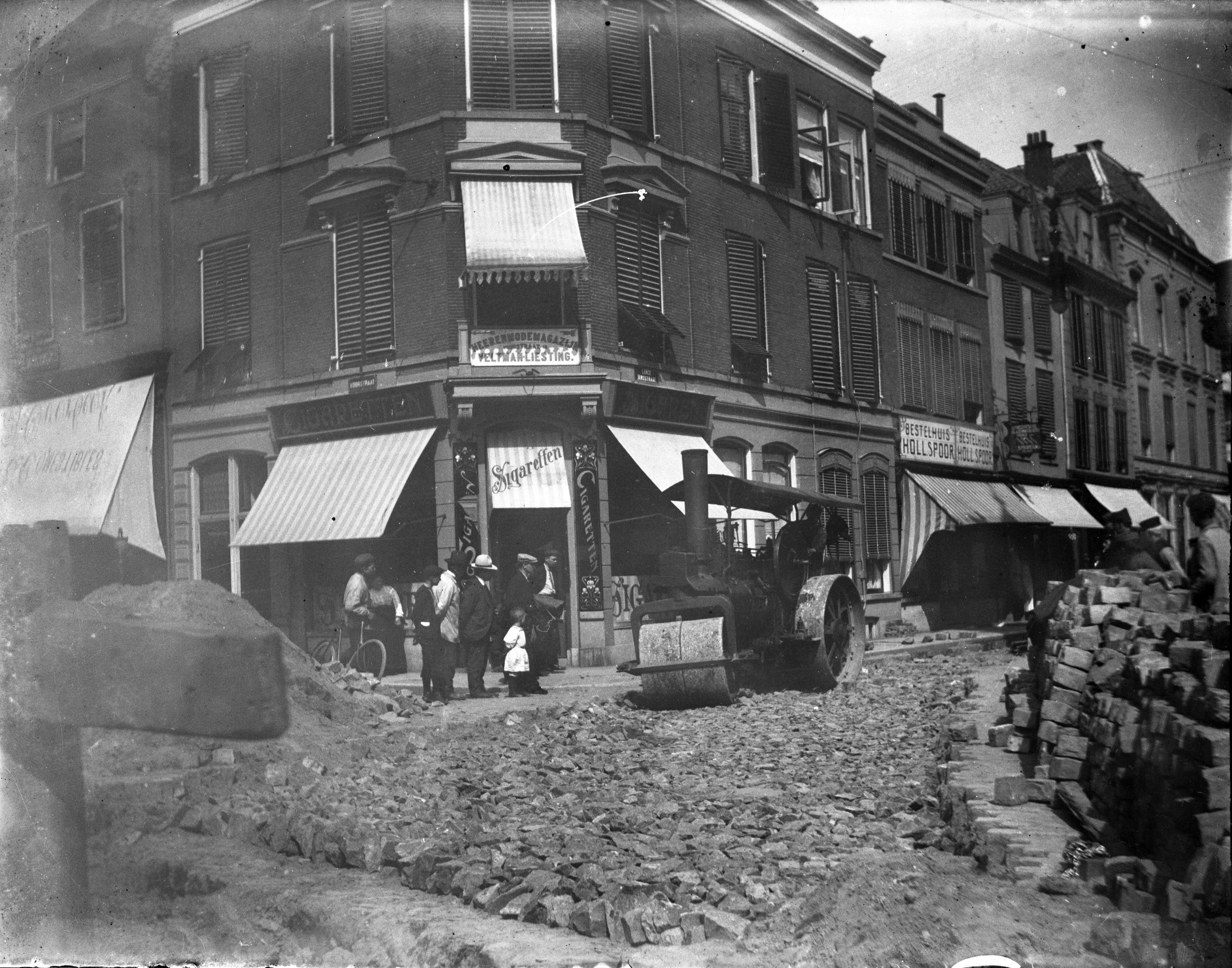 Verbreding van de Lange Jansstraat in 1905. (Foto Joh. A. Moesman, nr. 61468)