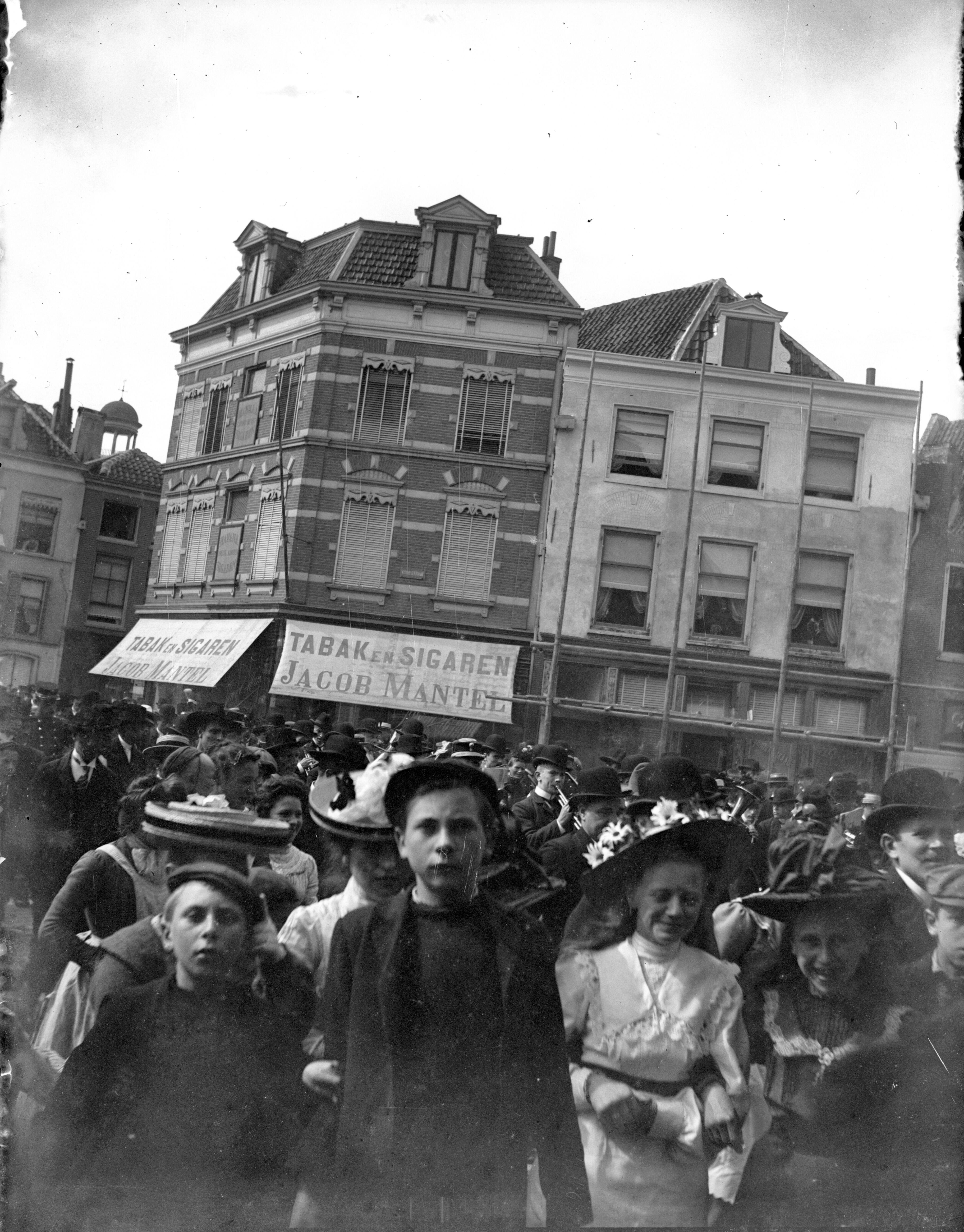 Jongens en meisjes gekleed als ‘minivolwassenen’ in een drukke Voorstraat tijdens een optocht van de Bakkersvereniging. (Foto Joh. A. Moesman, nr. 72682)
