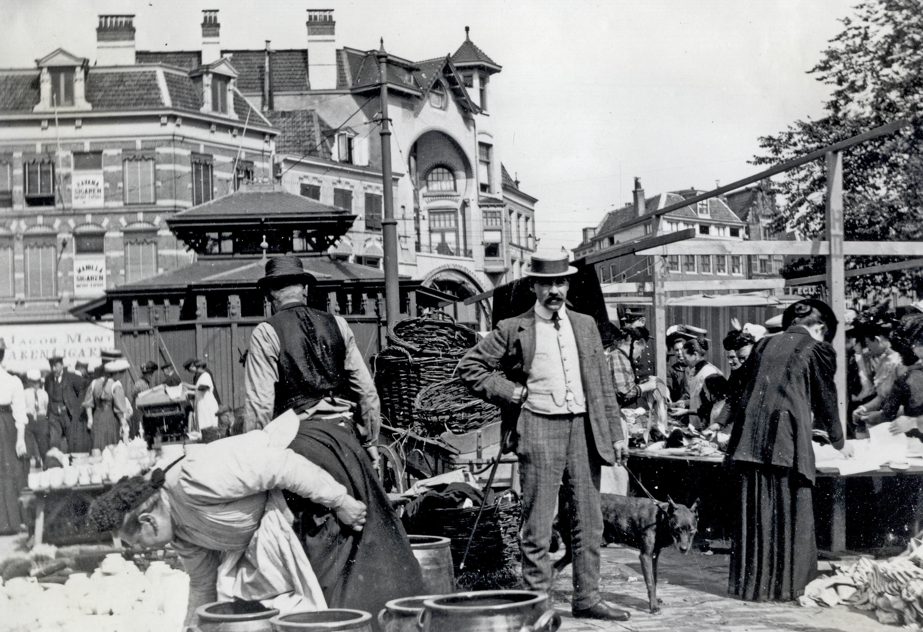 Op deze foto poseert een man in een driedelig pak dat door een goede kleermaker is gemaakt. Ook de ketting van zijn zakhorloge laat zien dat hij een man van aanzien is. (Foto Joh. A. Moesman, nr. 64599)