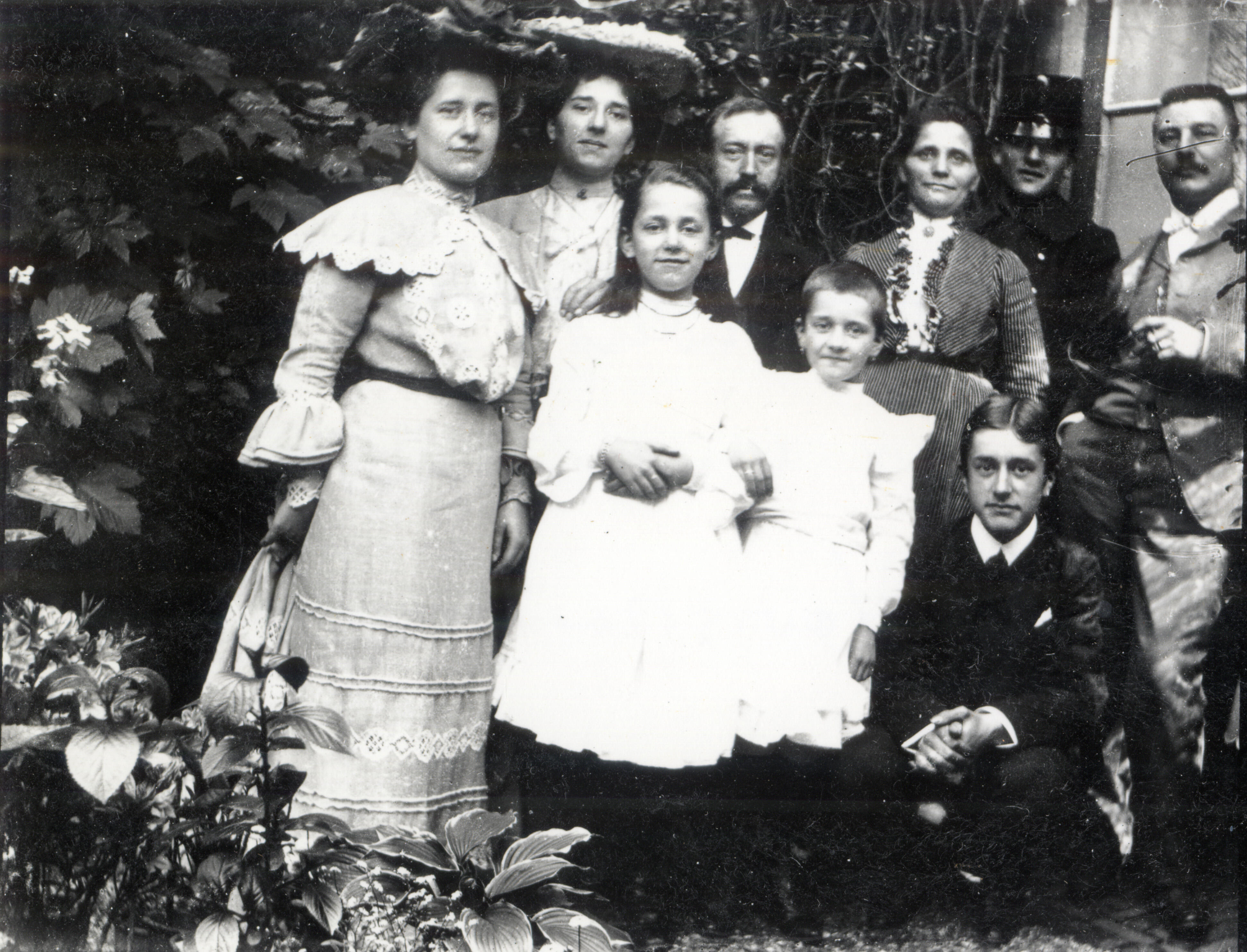 Groepsportret van vermoedelijk het gezin Moesman. (Foto Joh. A. Moesman, nr. 602306) 