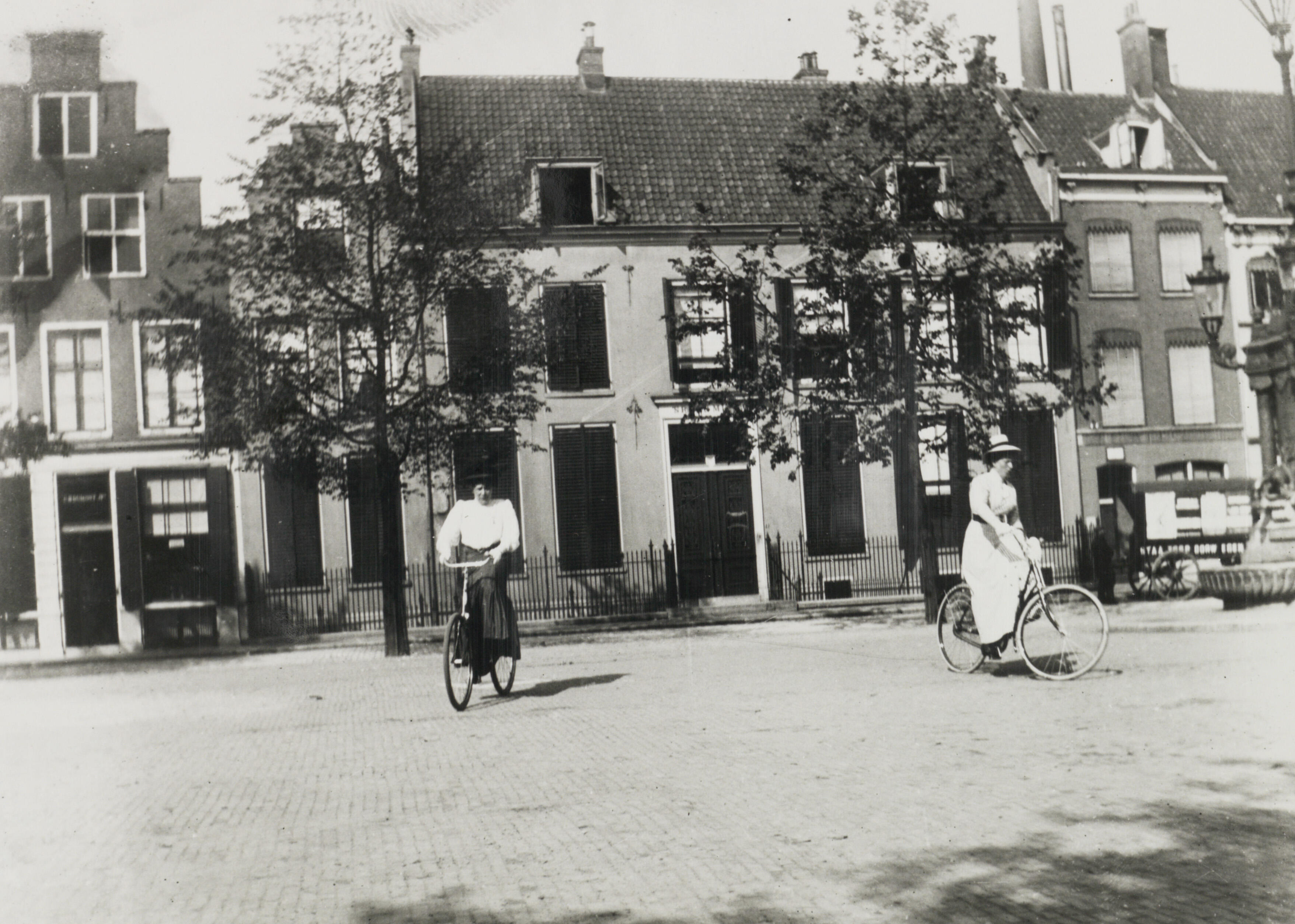 Fietsende vrouwen op de Neude. (Foto Joh. A. Moesman, nr. 64726)