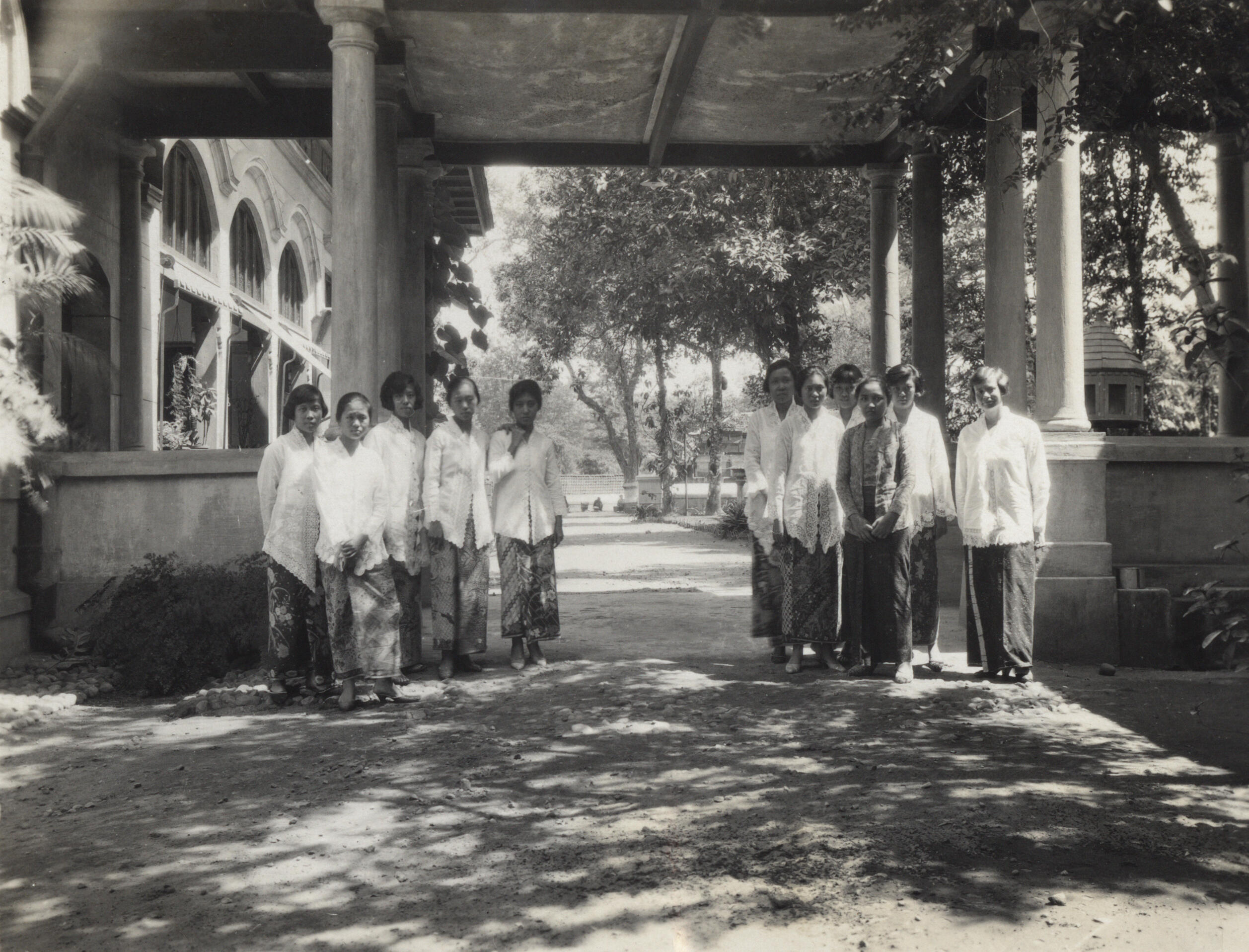 De Kebaya Encim loopt in punten aan de voorzijde, op deze foto ook een Europese en Javaanse snit kebaya. ’Indo-Chinezen vrouwen, vermoedelijk te Jogjakarta’, Foto uit familiealbum Koo, 1931, Collectie Universiteitsbibliotheek Leiden