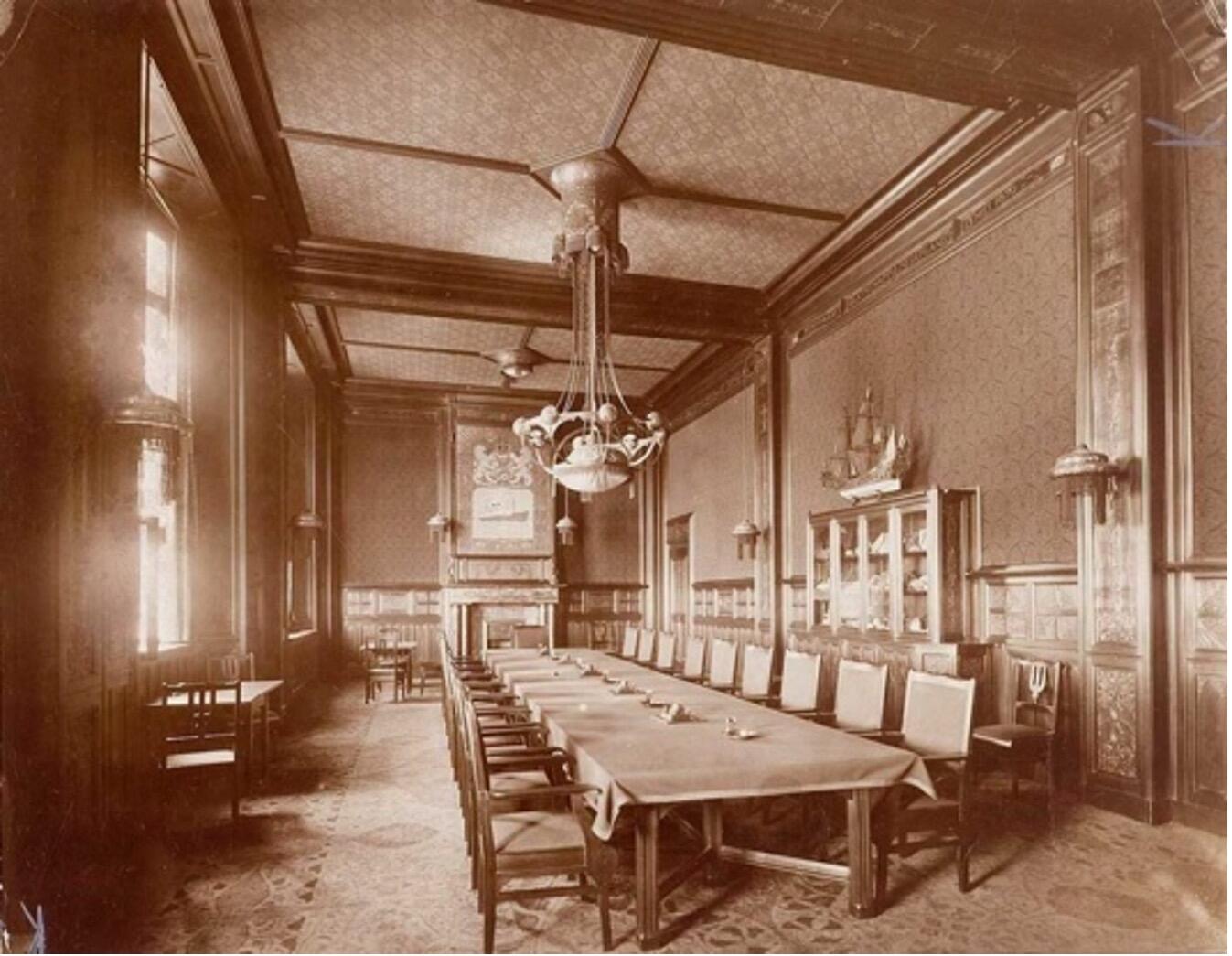 Afb. 3 Atelier Th. Nieuwenhuis, Groote Vergaderzaal “Scheepvaarthuis” Amsterdam, Wandbespanning velours frisé met dessin Zeepaardje, ca. 1917-1925. Foto: RKD – Nederlands Instituut voor Kunstgeschiedenis