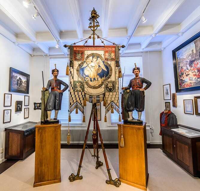 Opstelling met vlag bij Zouavenmuseum Oudenbosch.