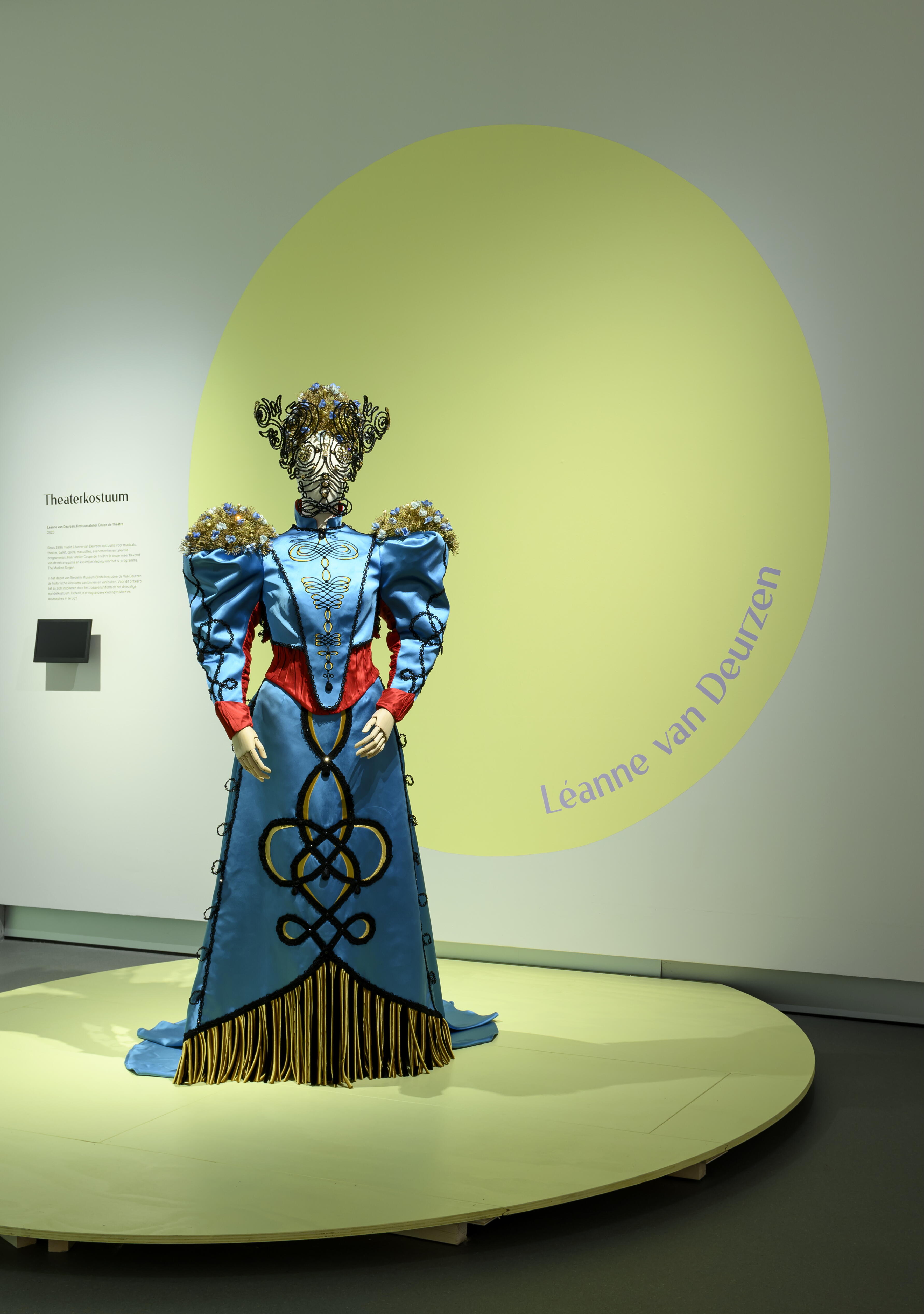 Zoeavisch Wandelkostuum, Leanne van Deurzen, 2023, fotografie Mike in Bink in opdracht van Stedelijk Museum Breda.