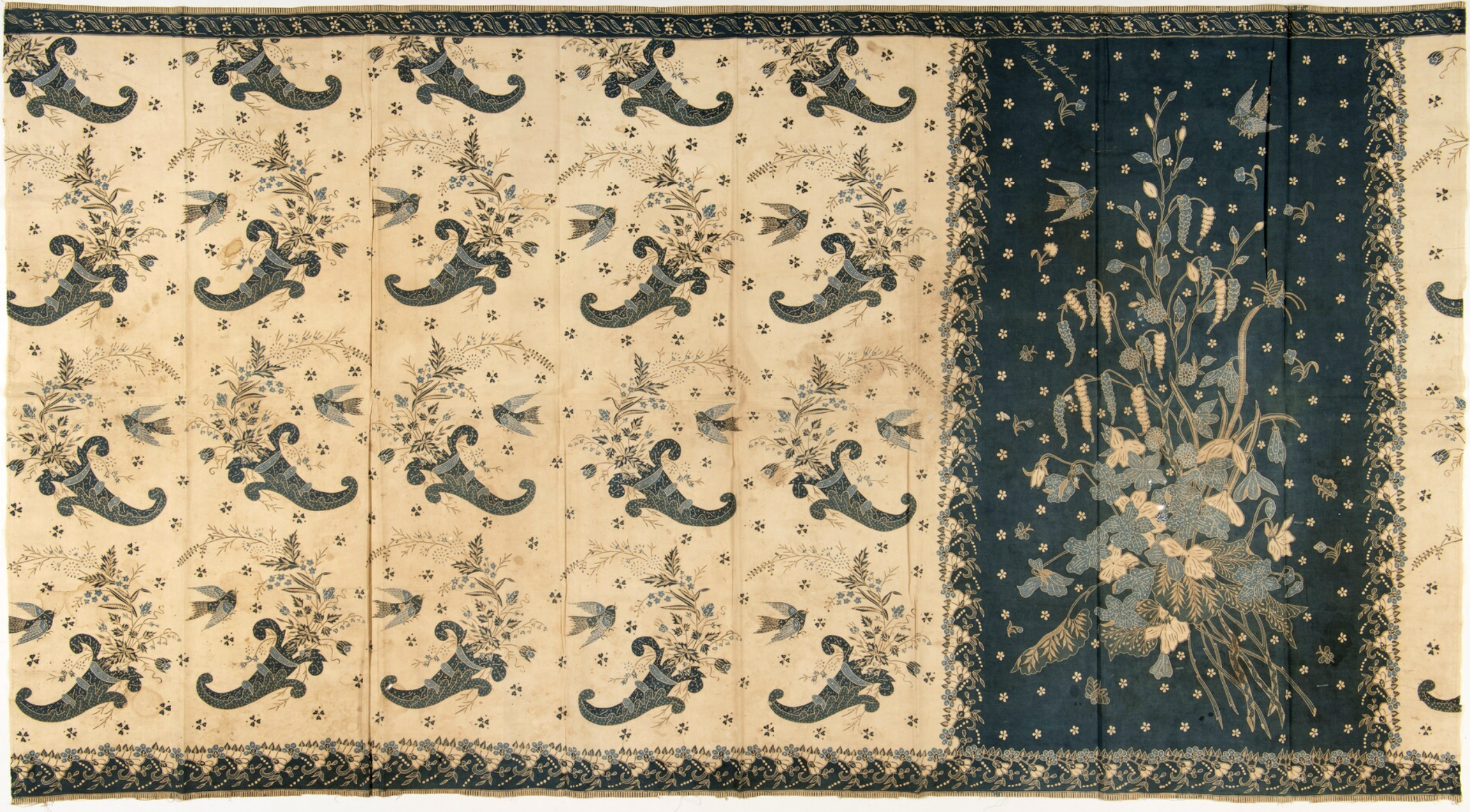 Batik tulis, katoenen kokerrok door Mevr. Tan Mo San met boeket en hoorn des overvloeds, Java, Indonesië, ca. 1915, collectie Museum van Wereldculturen. Inventarisnr. 5663-791