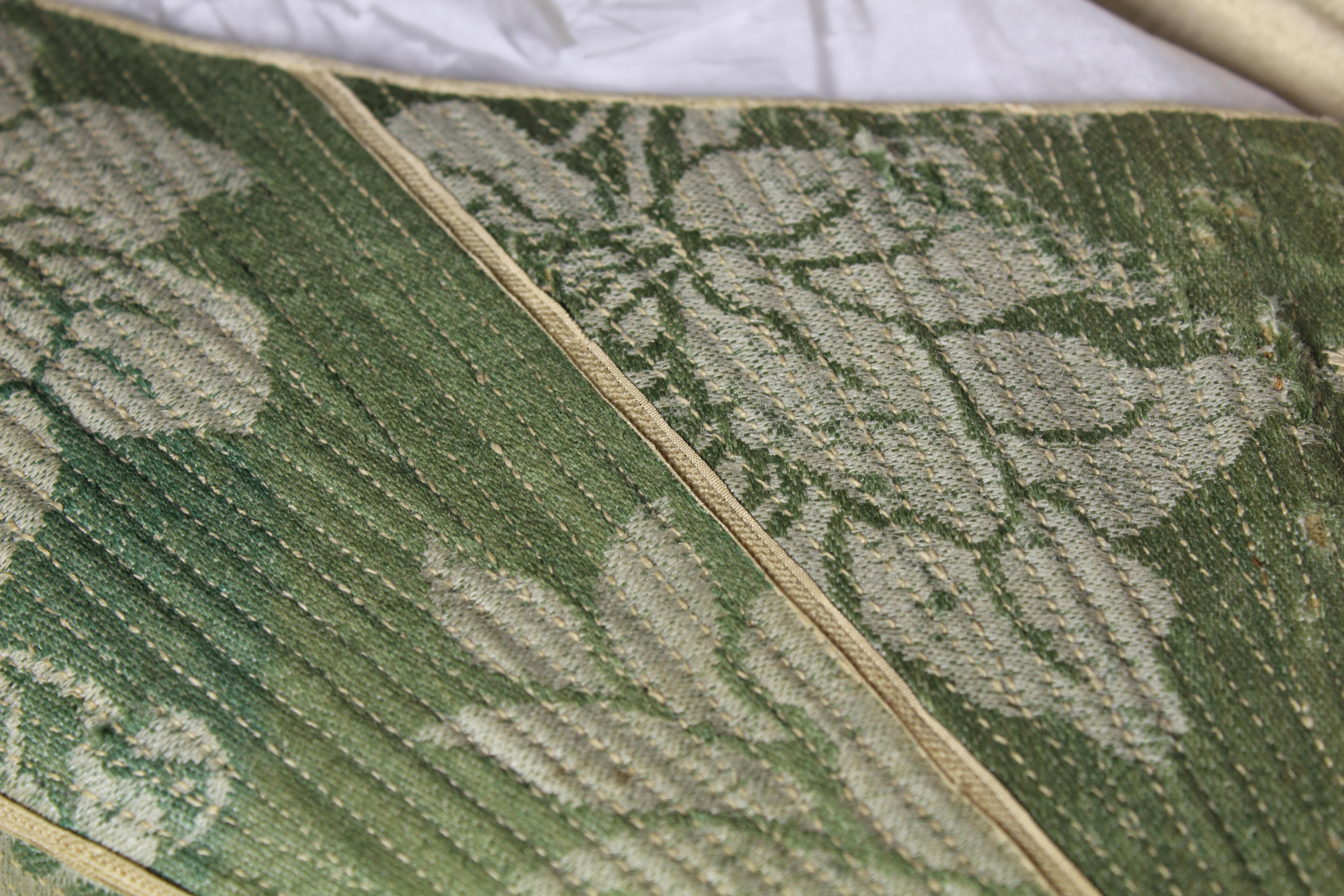 Detail van van het motief van de groene damst korset uit de collectie van het Zaans museum. Fotograaf: Derin Bulat.