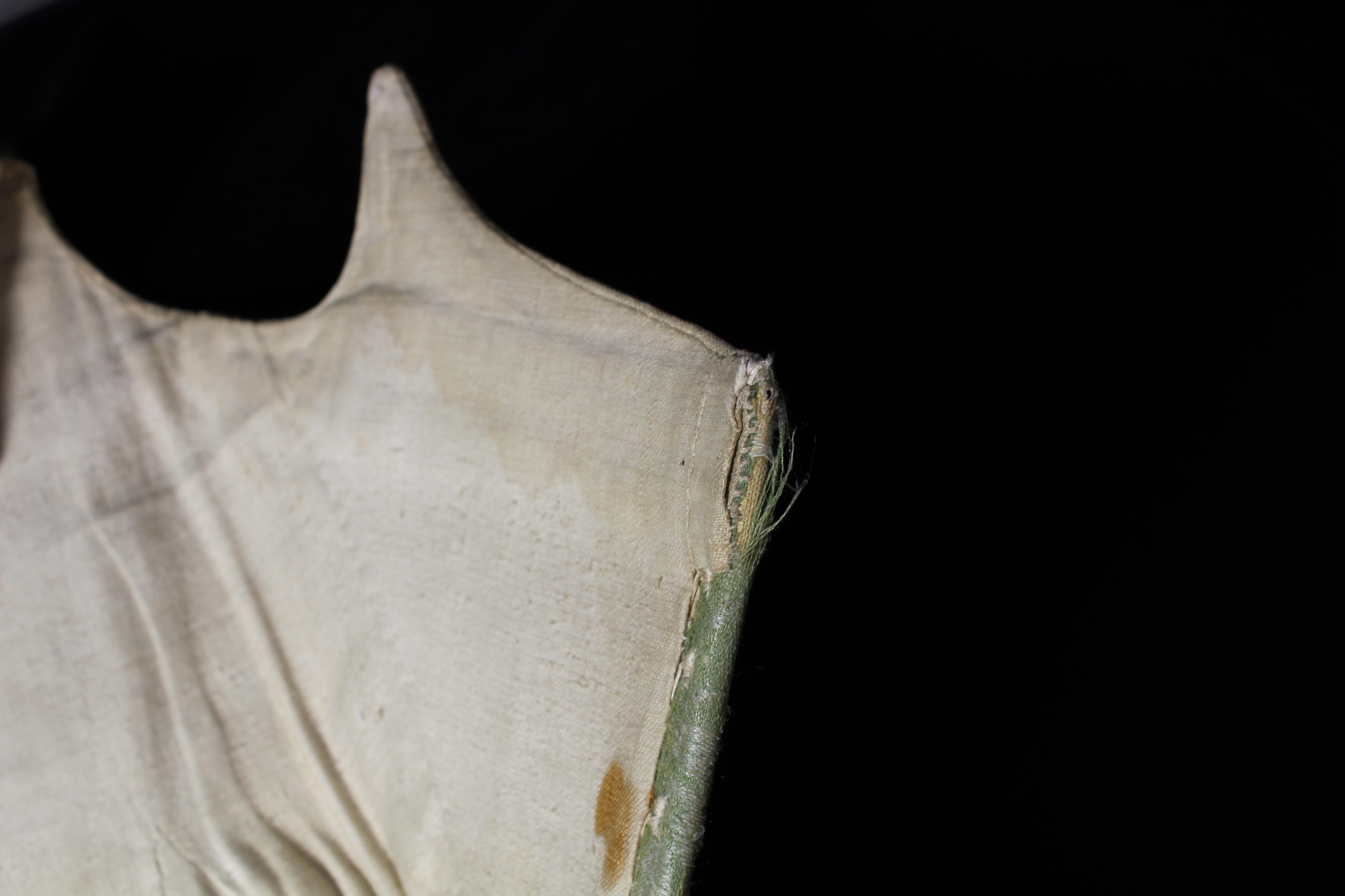 Detail van constructie van de groene damast korset uit de collectie van het Zaans museum. Fotograaf: Derin Bulat