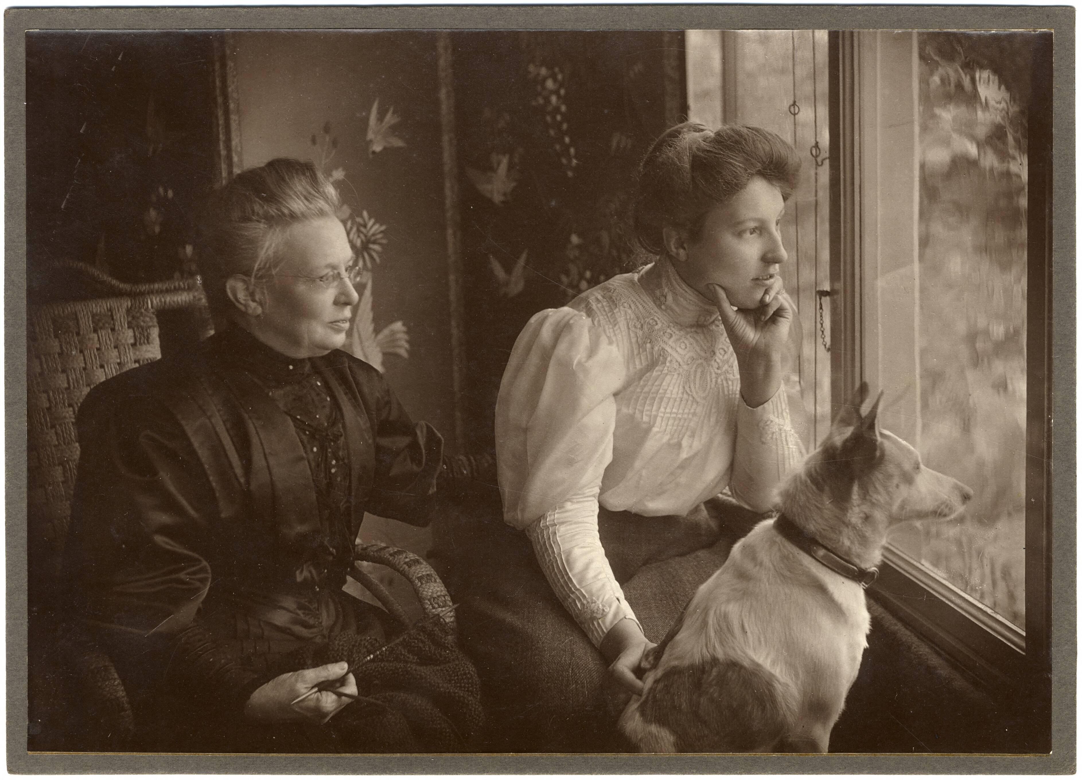 twee vrouwen, een draagt een witte blouse