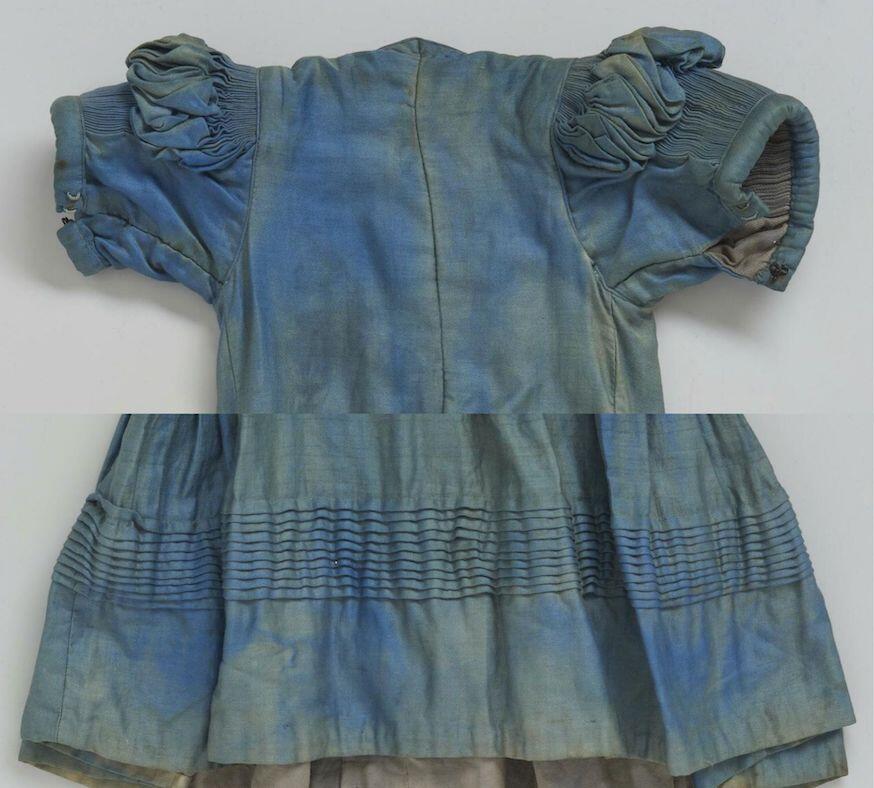 Details van Huizer doopjurkje, gemaakt van een trouwschort door Klaasje Visser-Bout, 1924, Inv.nr. N.44089, collectie Neder-lands Openluchtmuseum Arnhem.