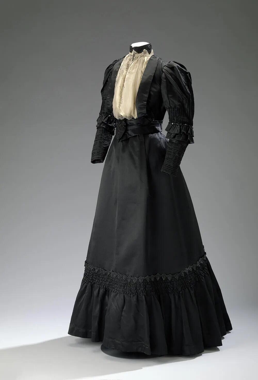 Zwarte trouwjapon Amsterdam Museum