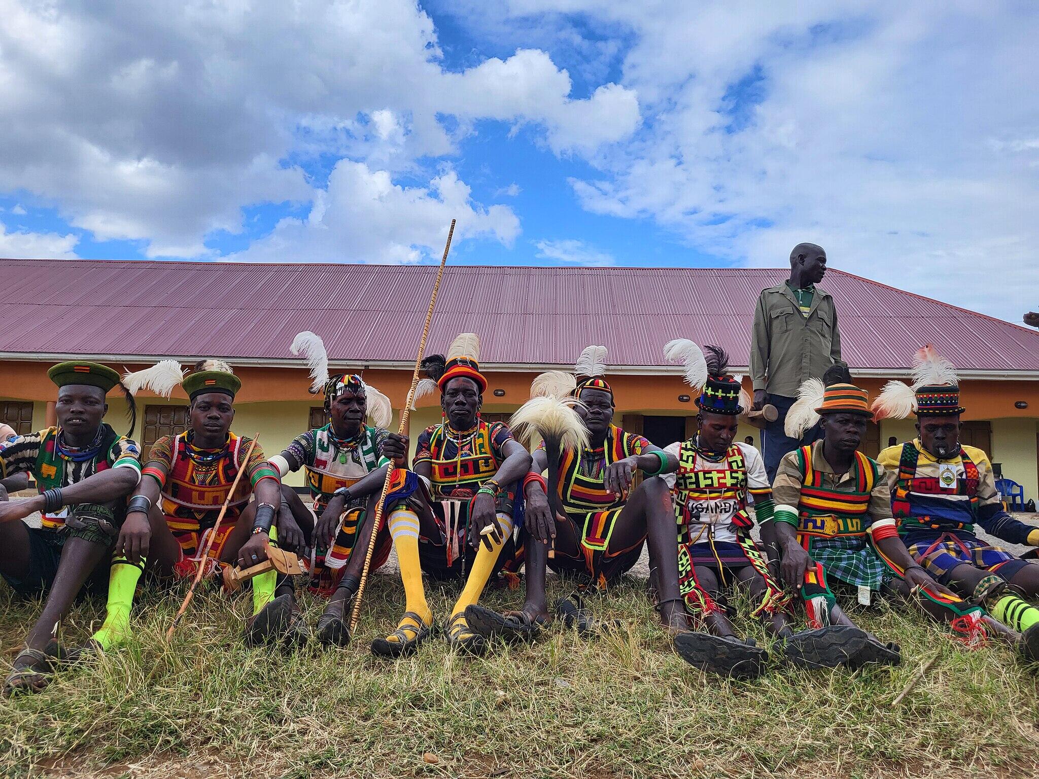 Karamojong mannen met veren