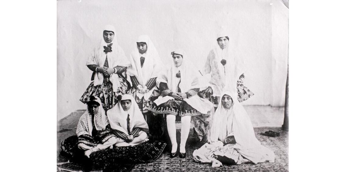 Groep vrouwen binnenshuis met chador Iran NMVW