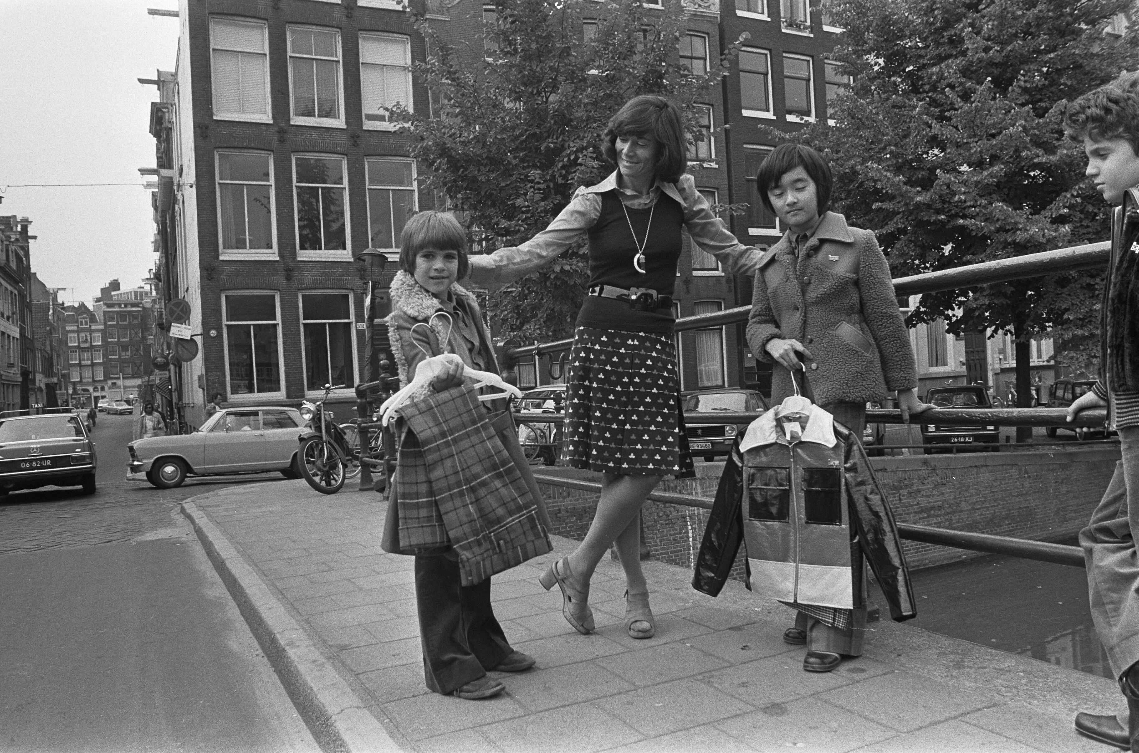 Barbara Farber met twee modellen, Peters, Hans / Anefo