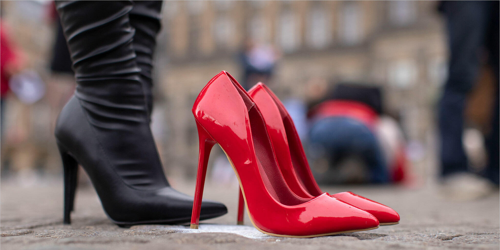 Rode schoenen op de dam