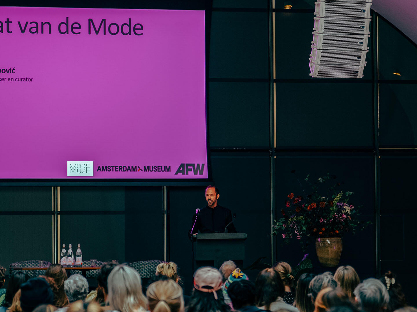 Branko aan het woord tijdens modemuze 10 jaar evenement