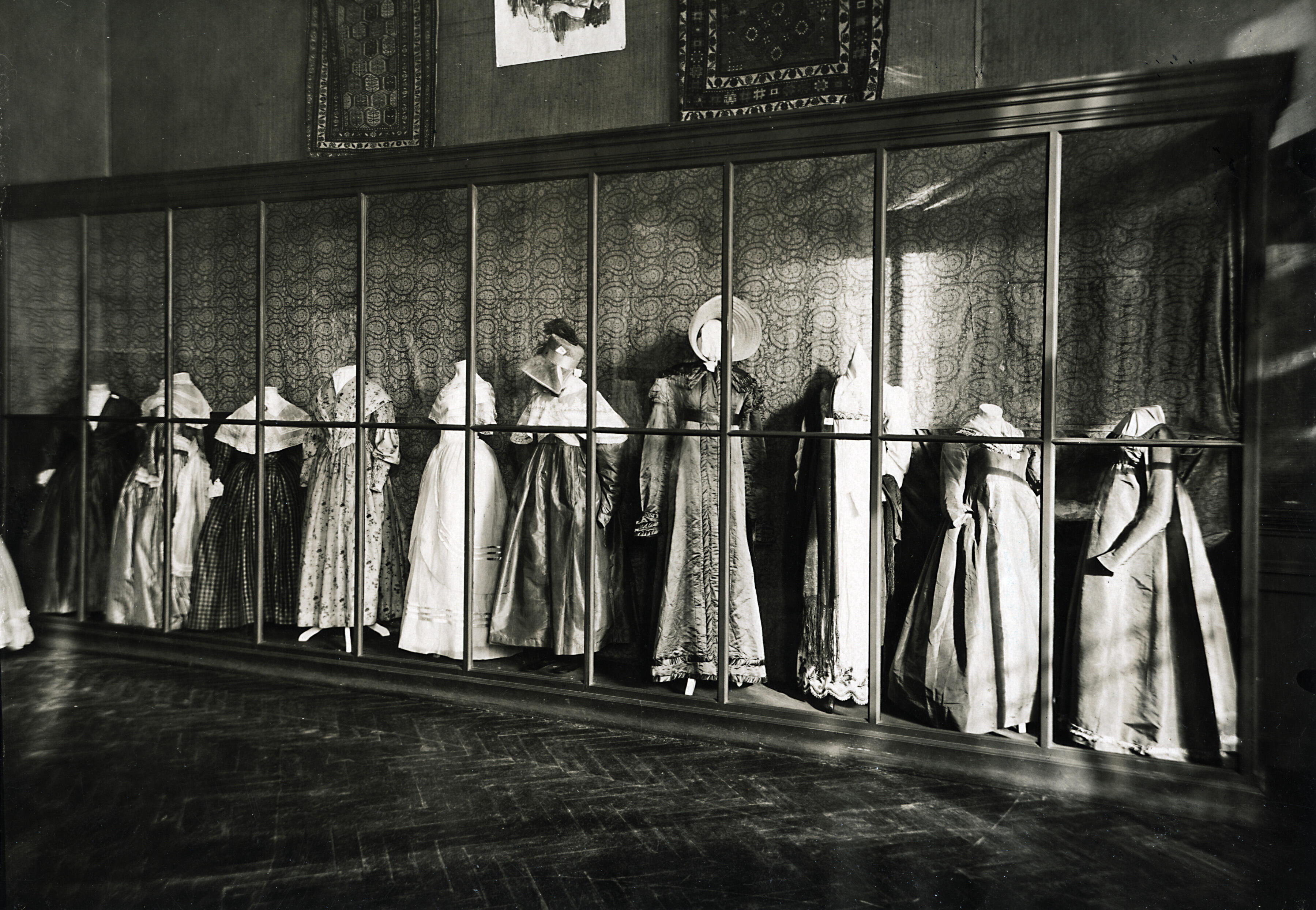 Opstelling Tentoonstelling van Historische Kleeding in het Stedelijk Museum in Amsterdam, 1919, fotograaf onbekend, beeld Nationaal Archief / Het Leven