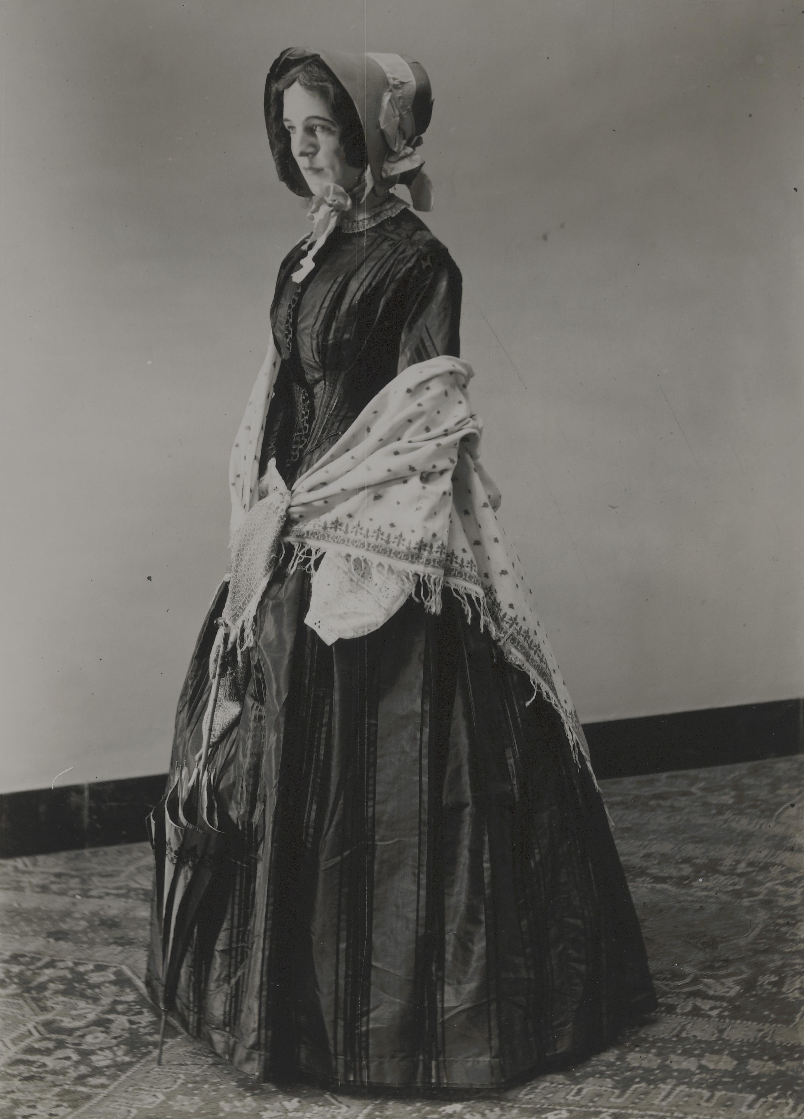 Foto gemaakt rond 1947 voor de museumgids en catalogus van de modecollectie, Centraal Museum Utrecht