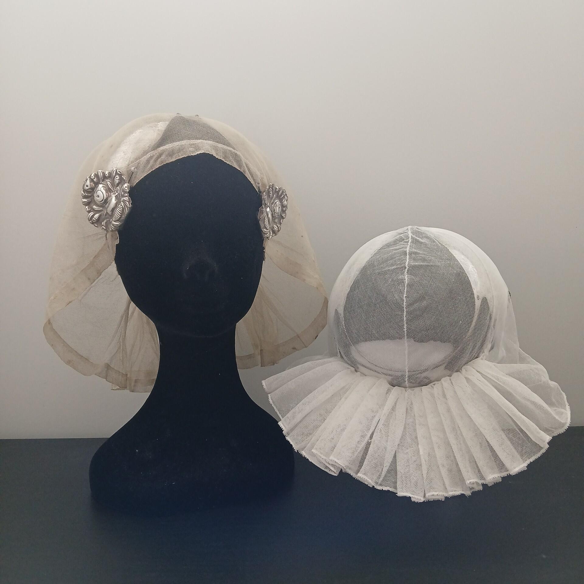Twee tulen floddermutsen voor de lichte rouw.