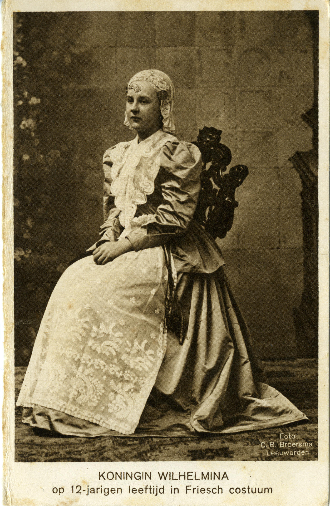 Koningin Wilhelmina in Fries Kostuum 1893