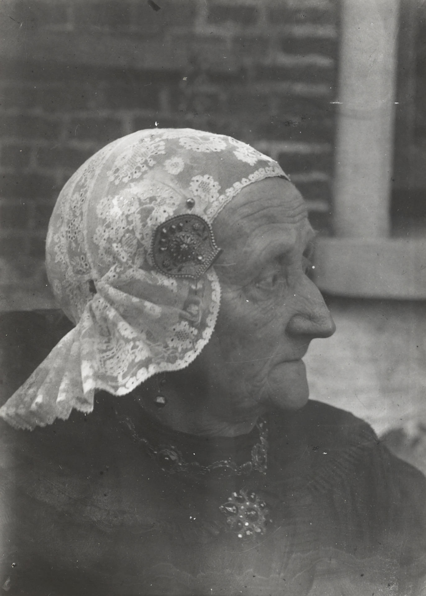 Vrouw in Friese steekdracht (uit de rouw)