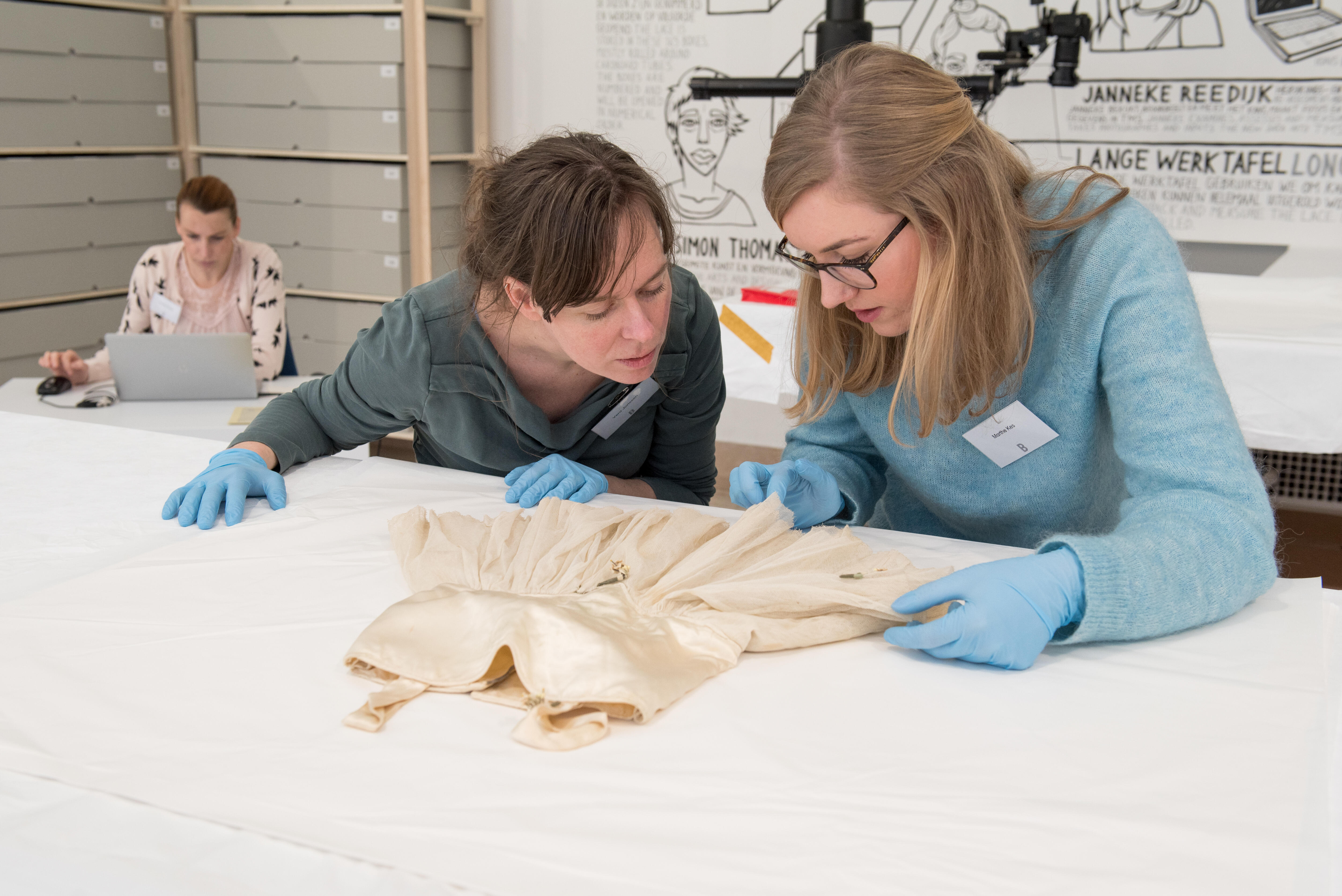 Onderzoek naar jurk Museum Boijmans