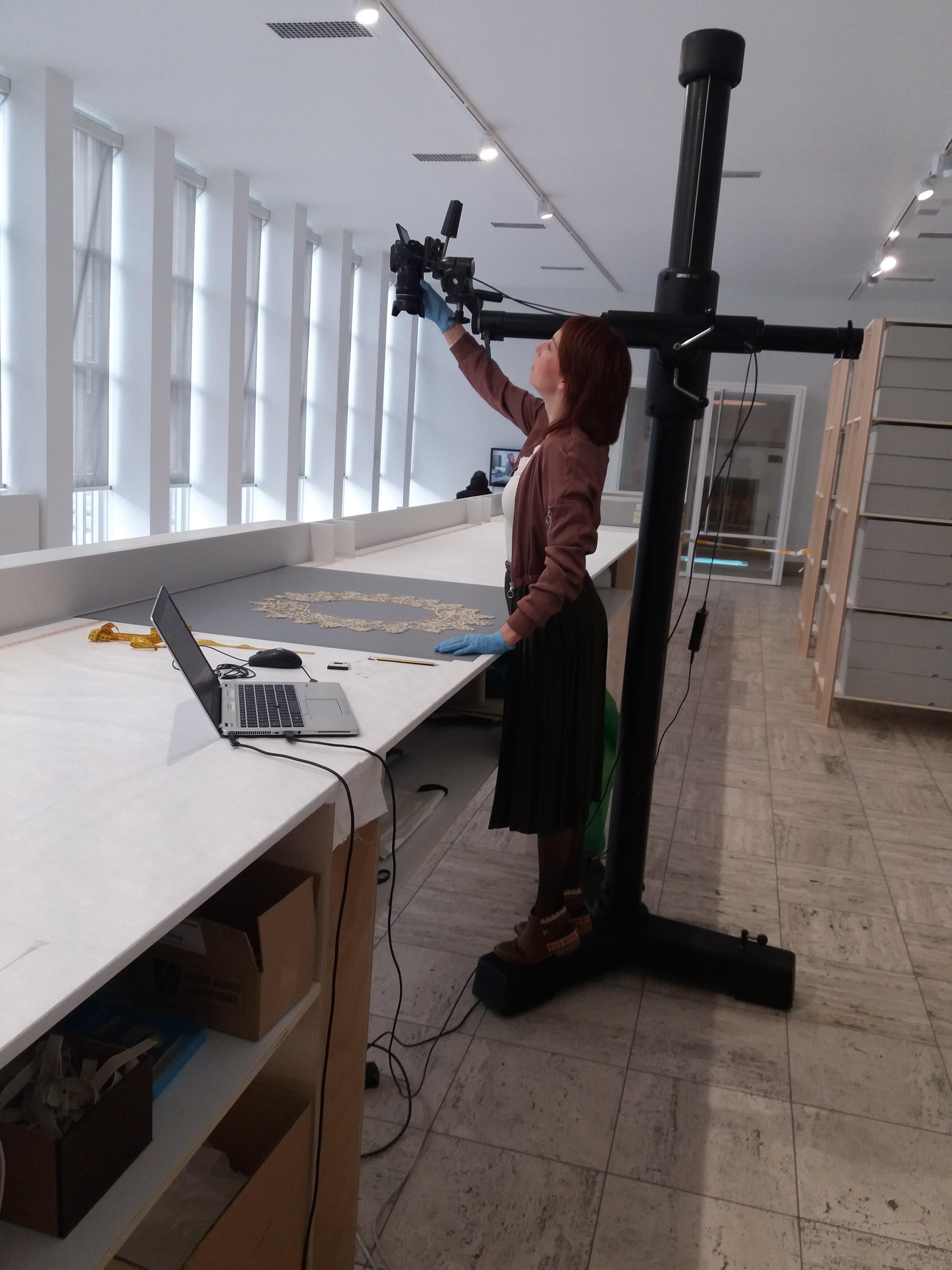 Een kraag wordt op de werkbank opgemeten en gefotografeerd
