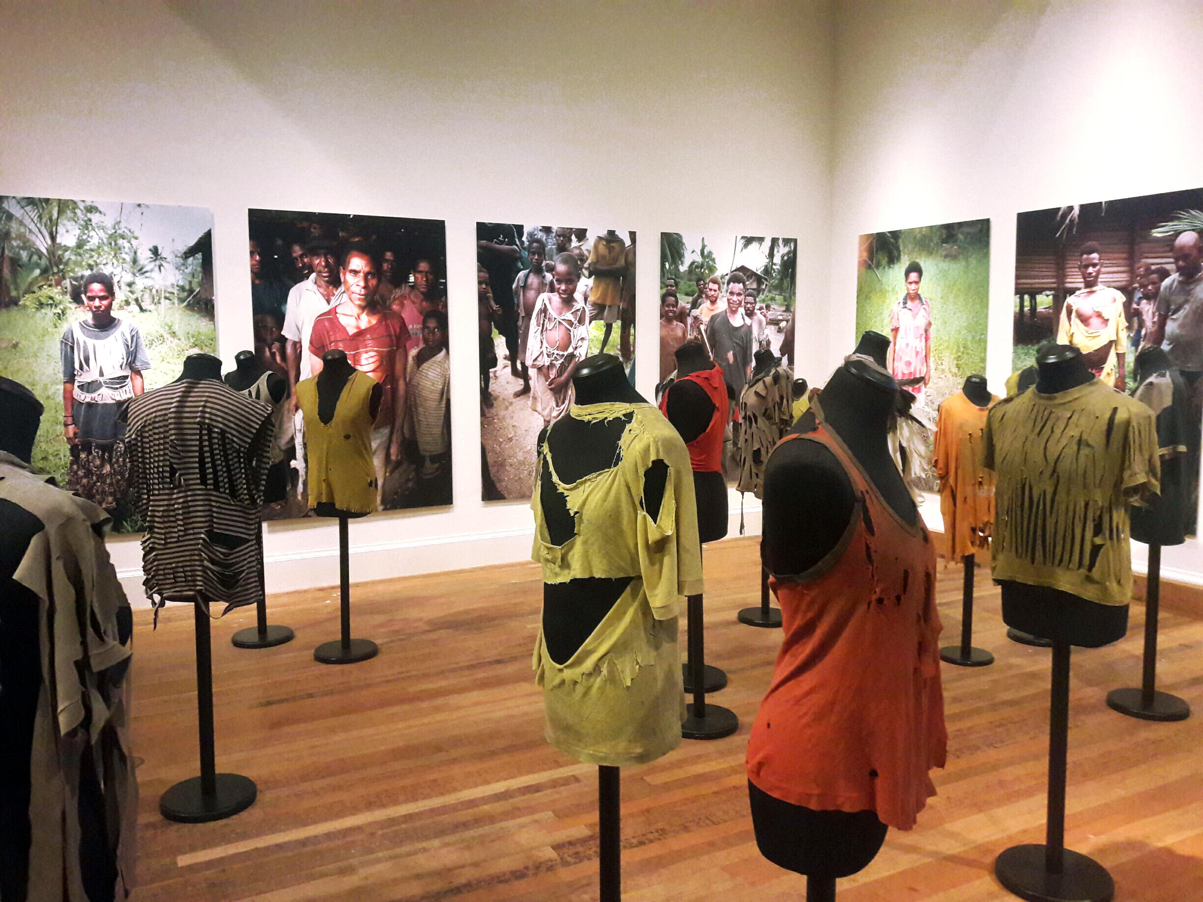 tentoonstellingsfoto met t-shirts van Asmat Papoea's