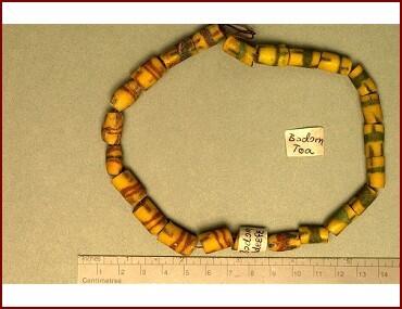Ketting met bodom poederglaskralen